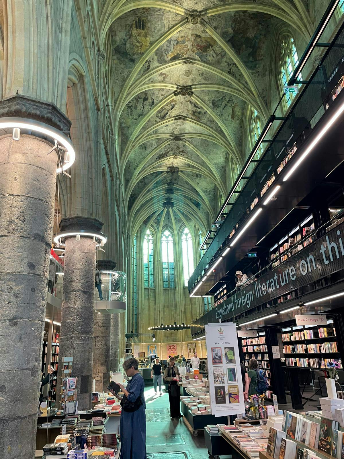 Stort kirkerum med mange reoler af bøger.