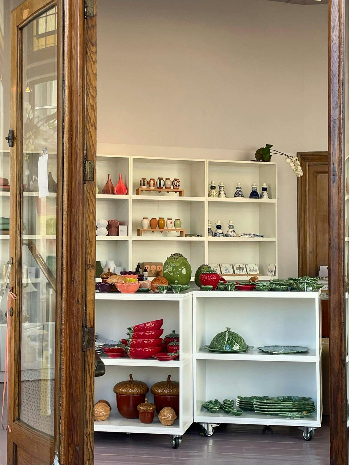 Butik fyldt med porcelæn og keramik.