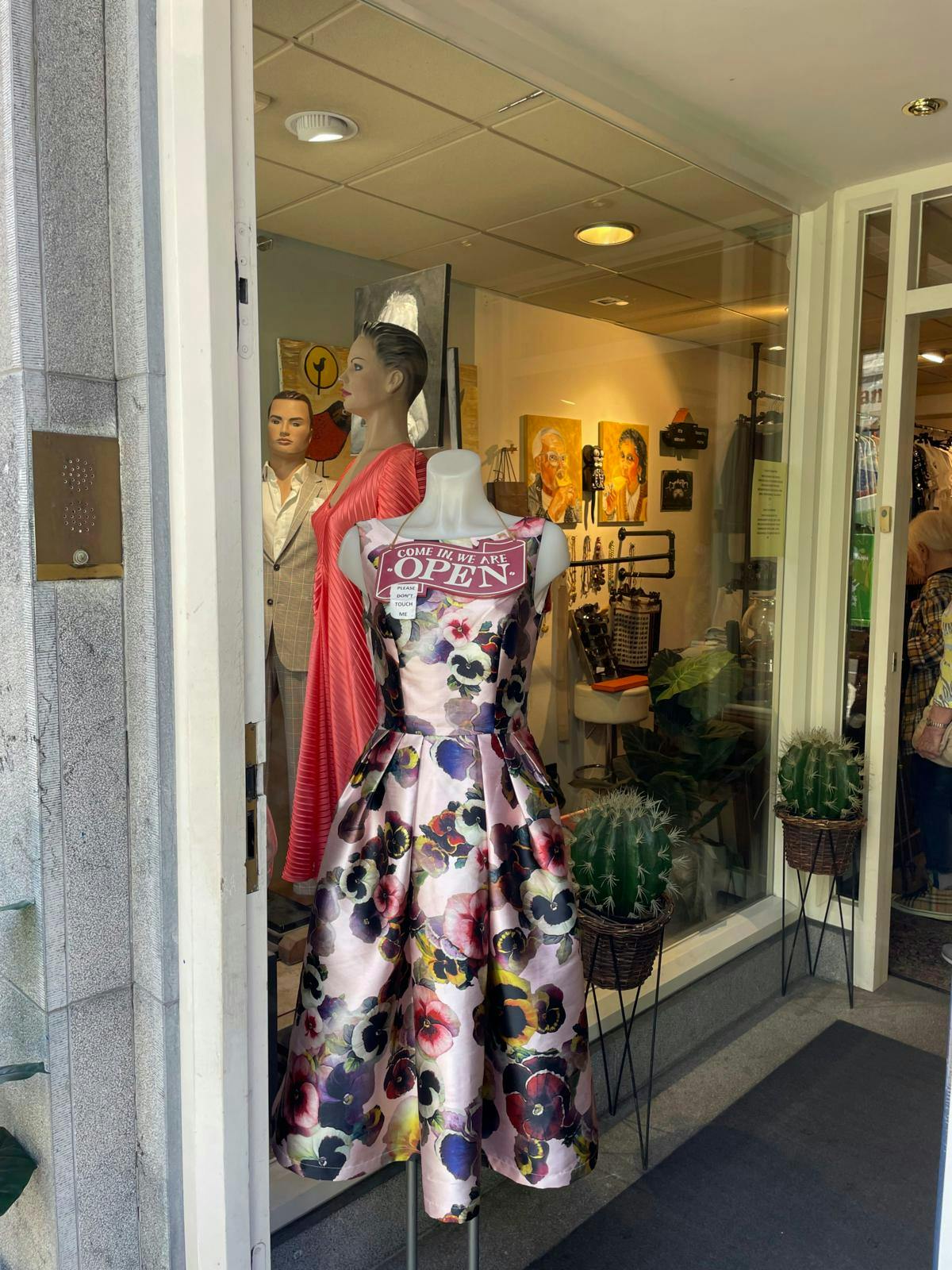 Kjole på gine i en butik.