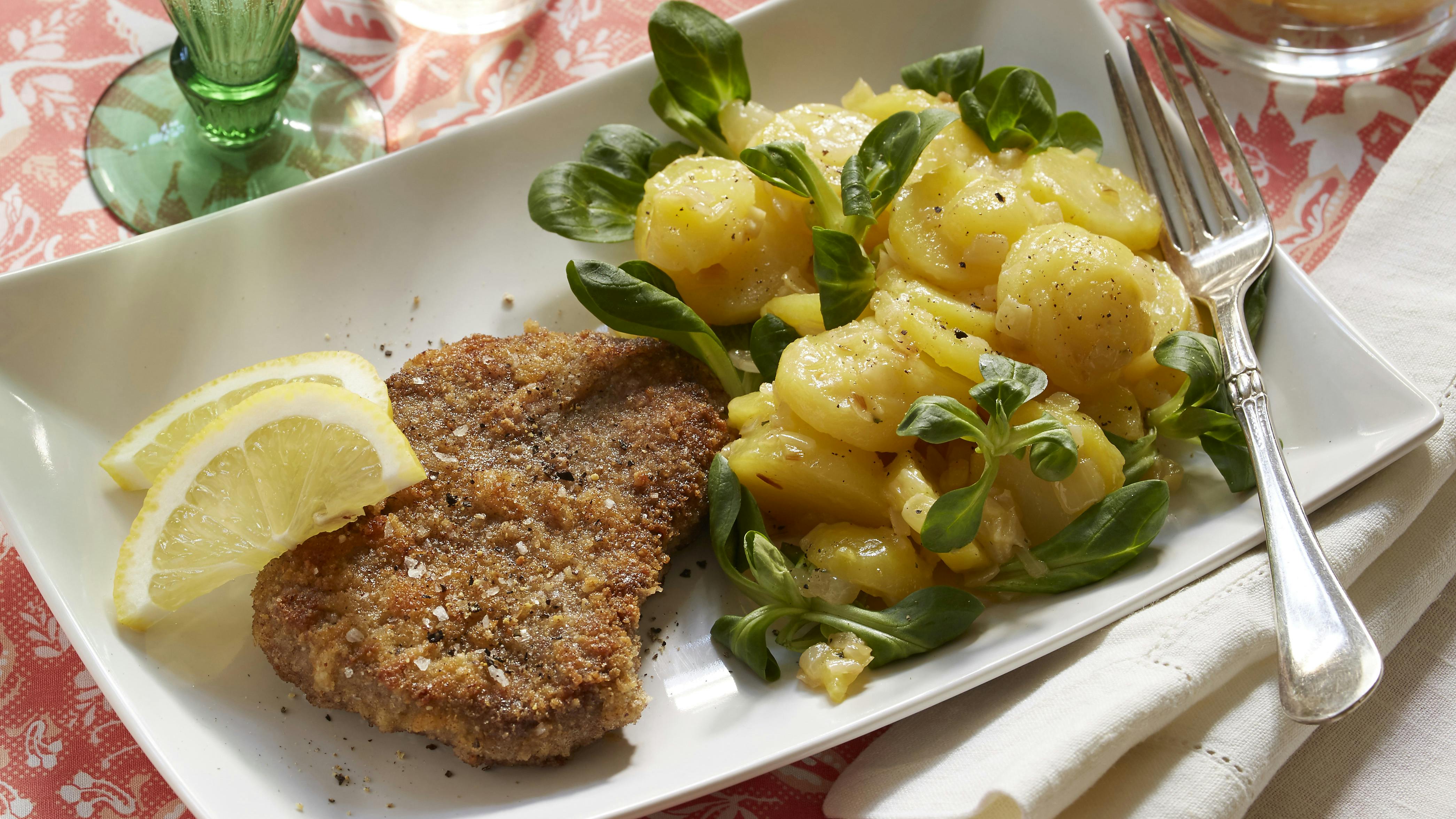 Schnitzler med lun østrigsk kartoffelsalat