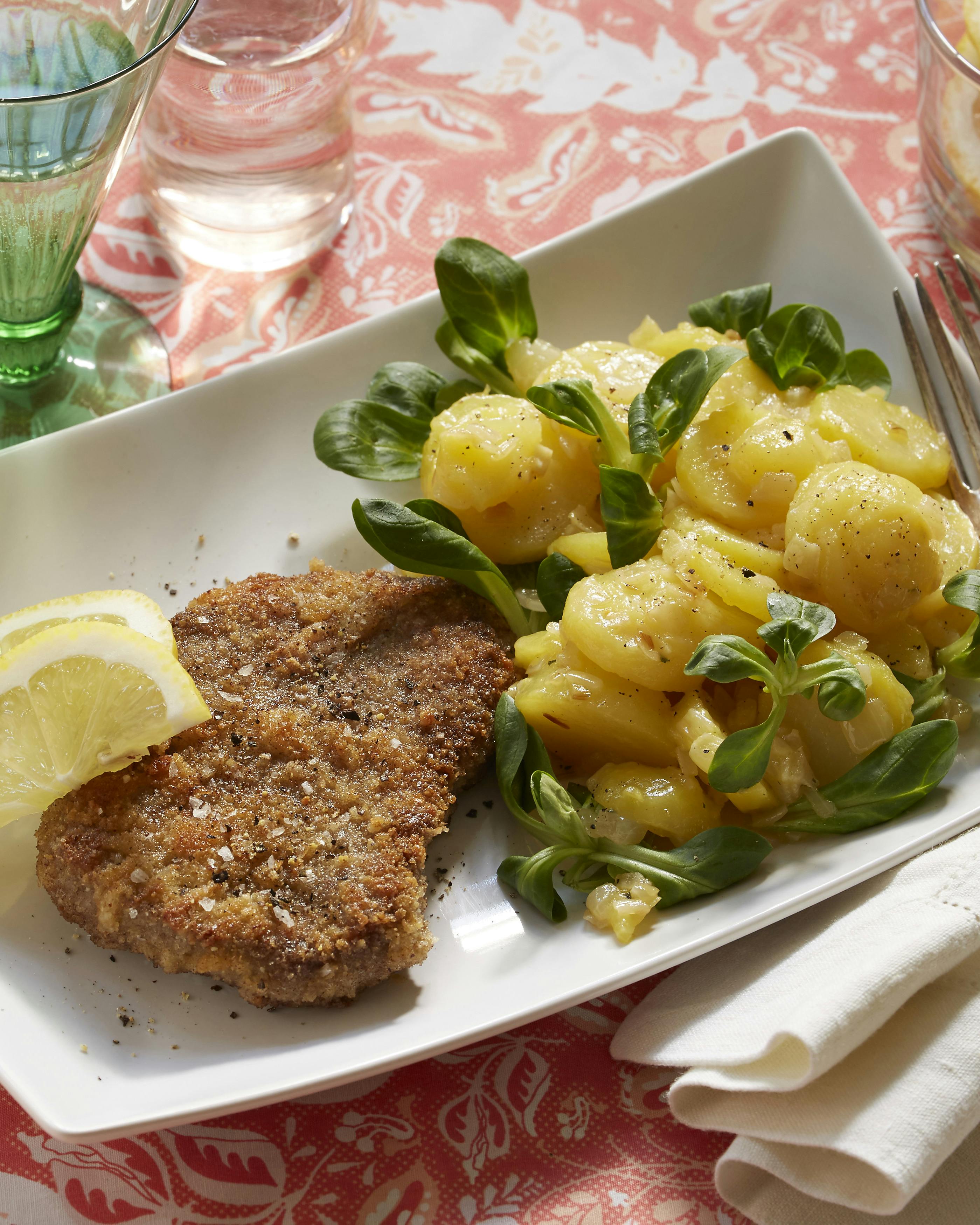 Schnitzler med lun østrigsk kartoffelsalat