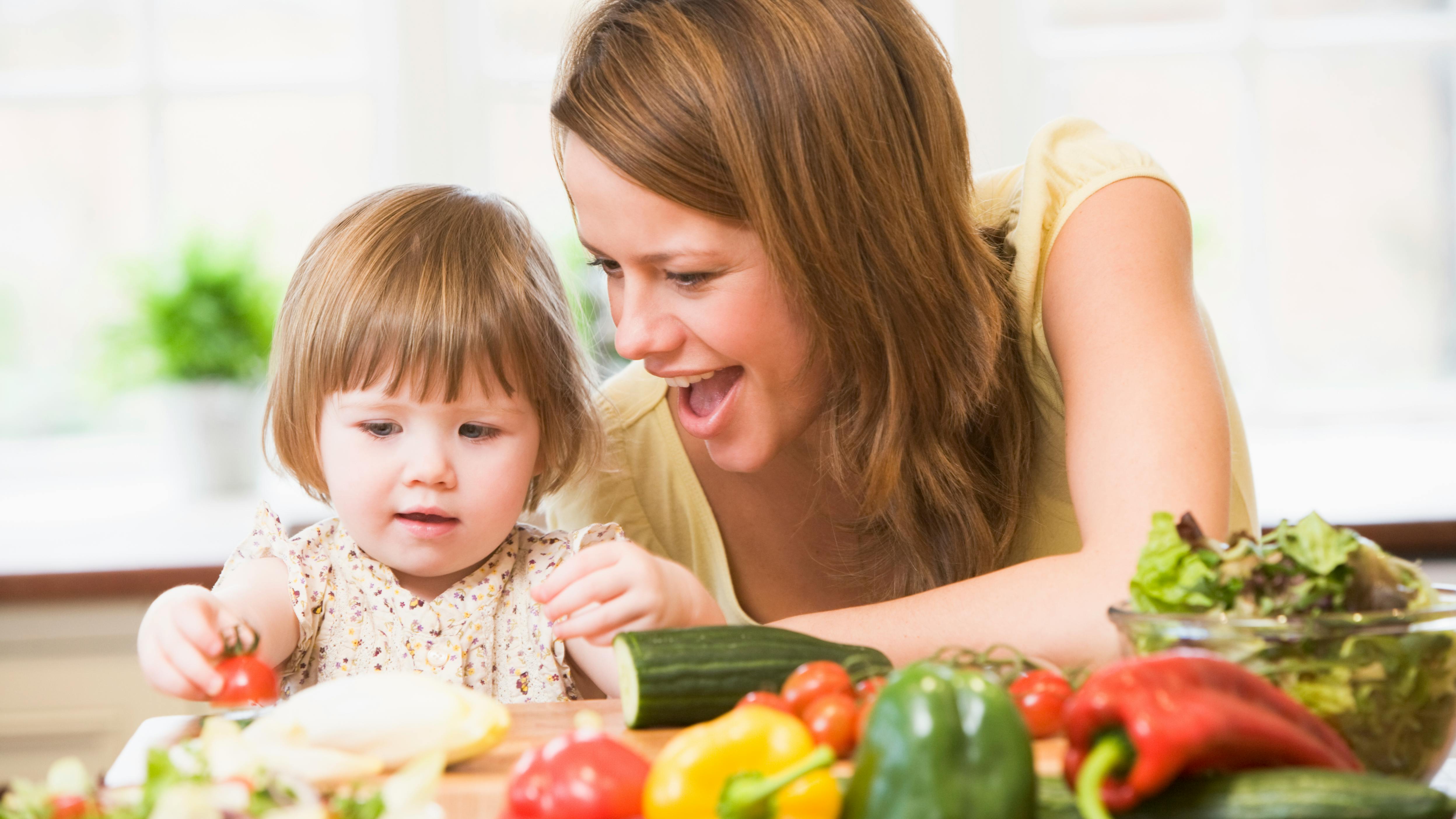 Mor og datter med grøntsager