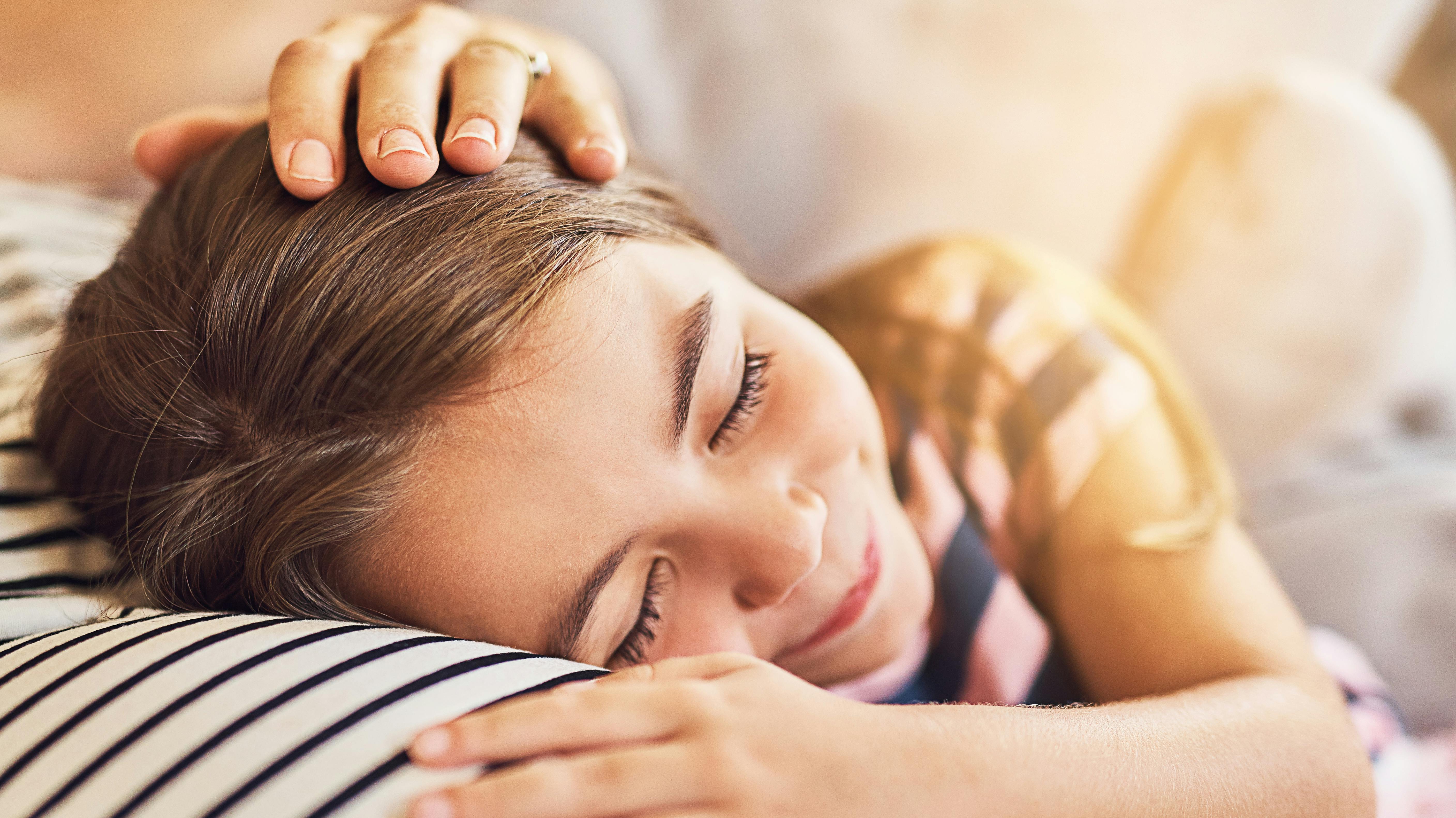 Pige læner sig mod gravid mave