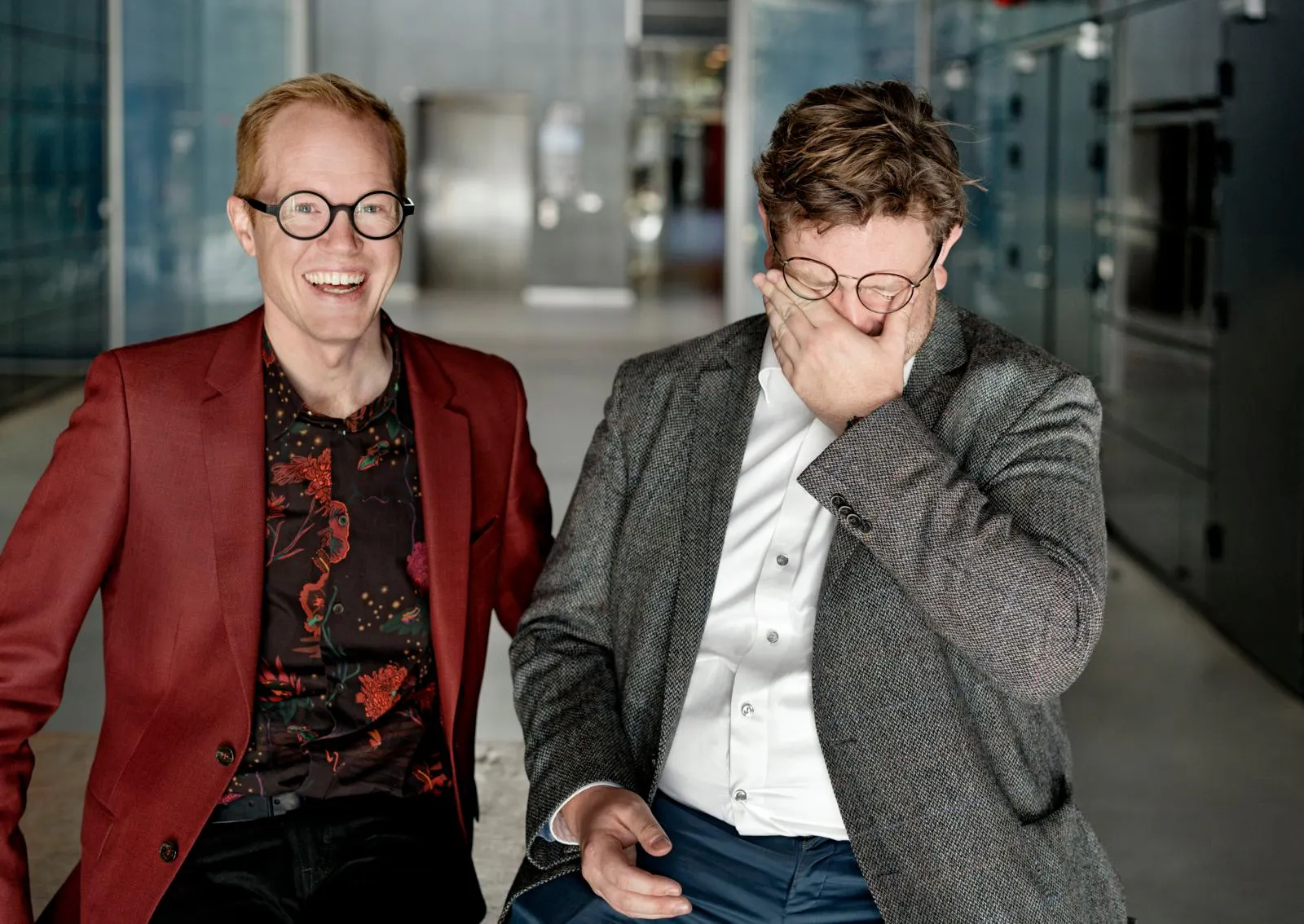 Matthias Hammer iført rød jakke og Frederik Cilius iført grå jakke, begge griner