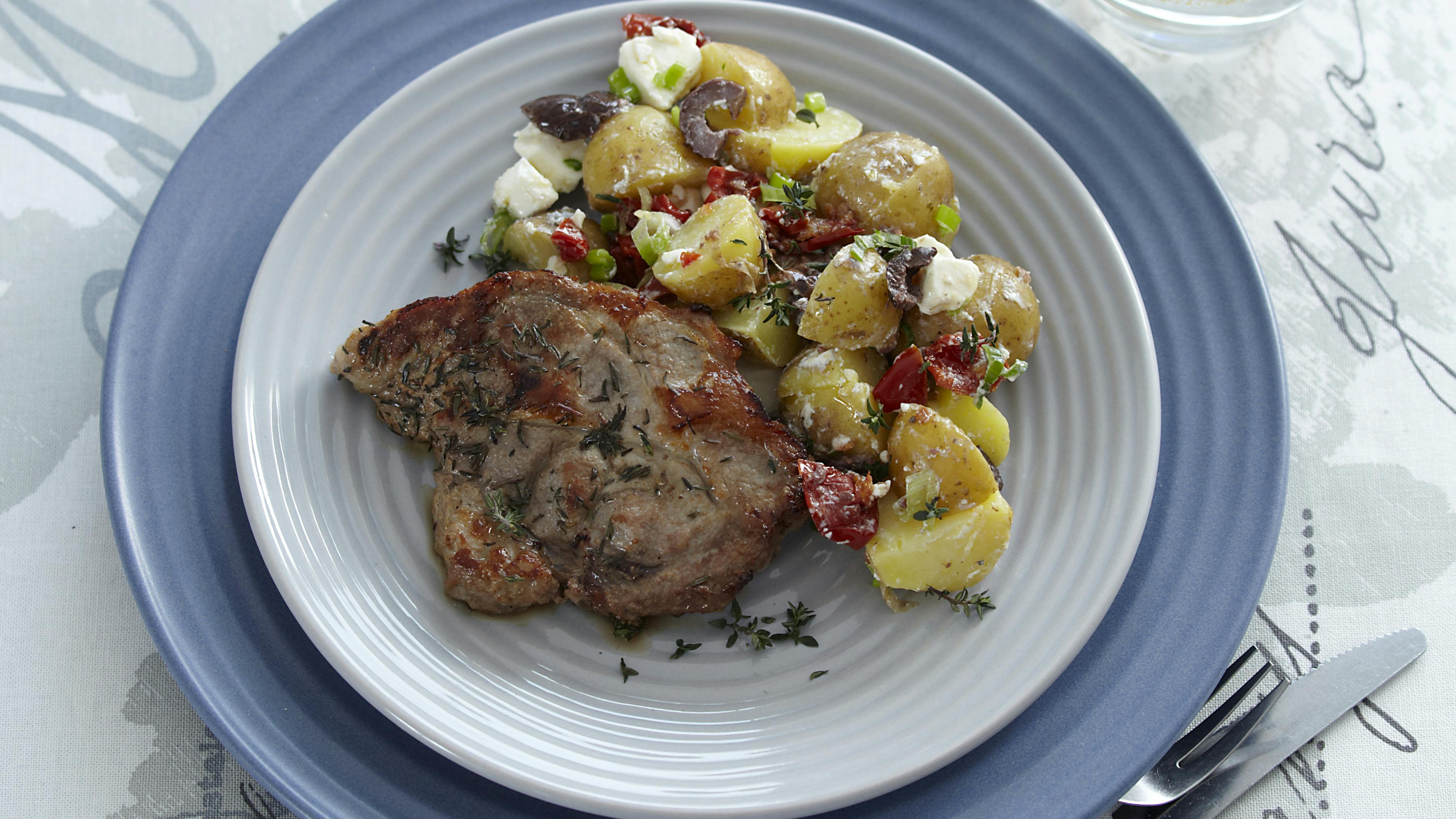 Koteletter med middelhavs-kartoffelsalat