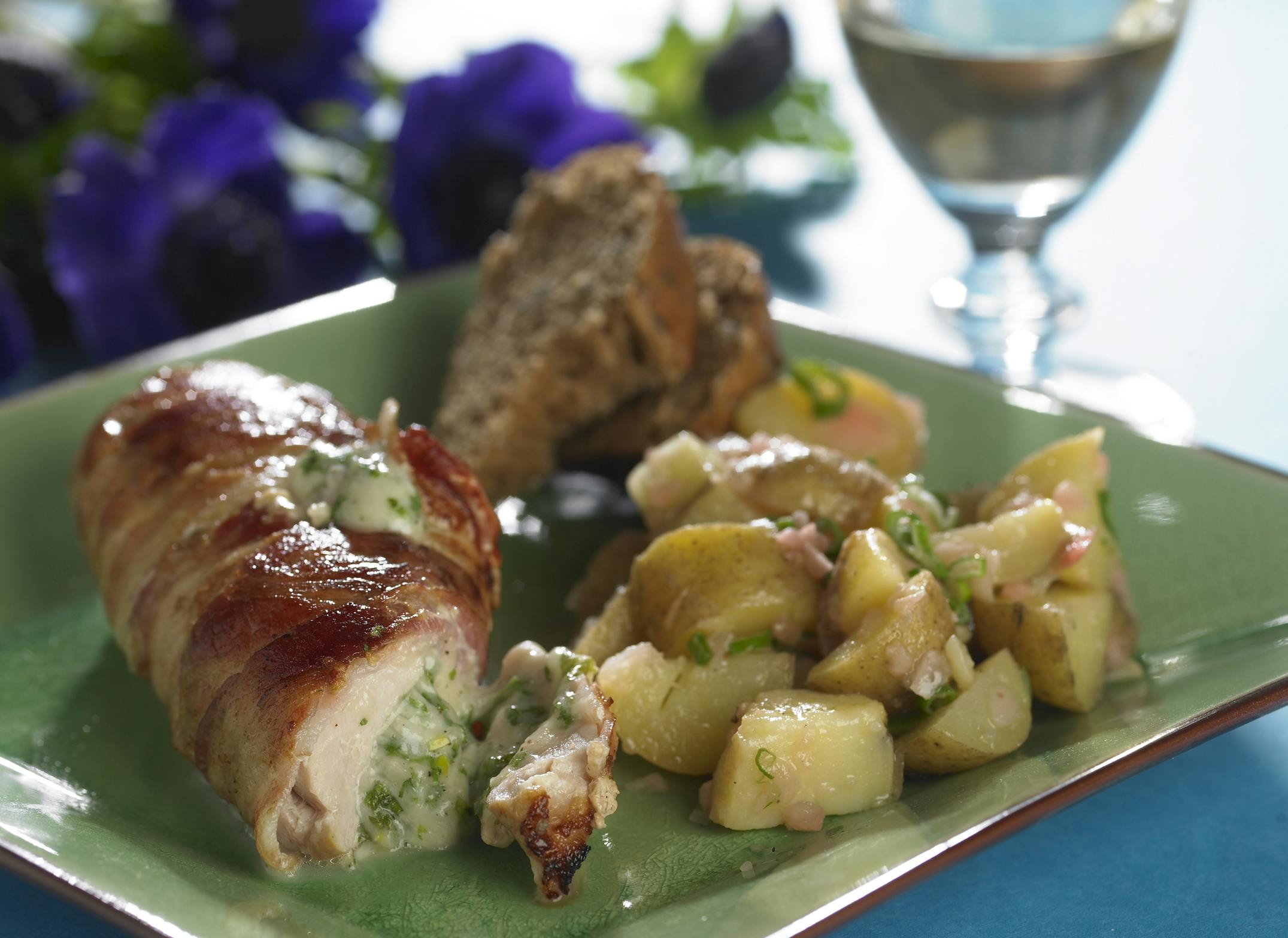 Fyldt kyllingebryst med mozzarella og kartoffelsalat