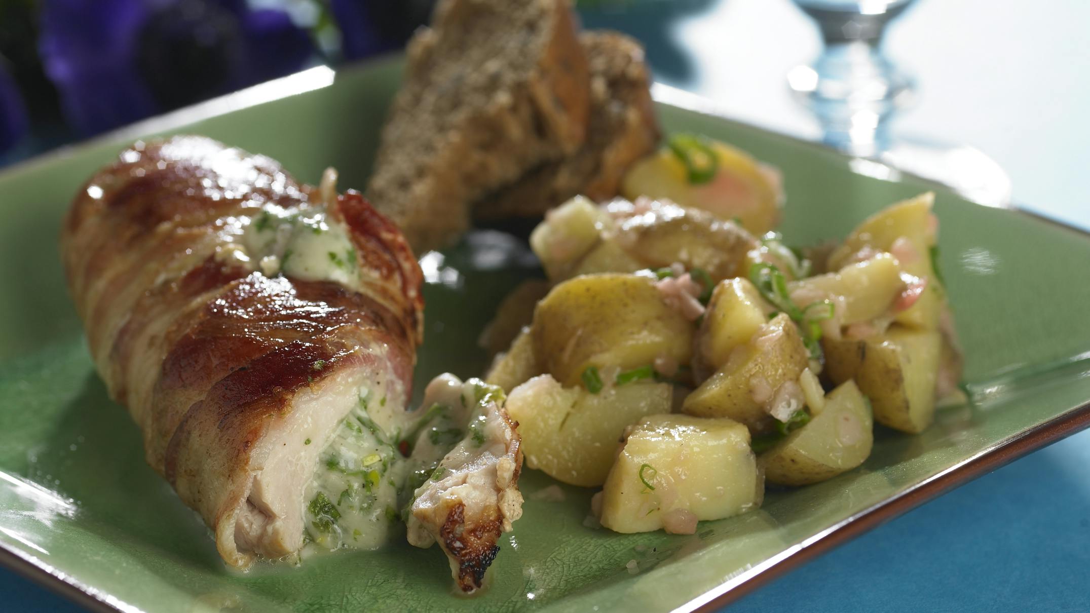 Fyldt kyllingebryst med mozzarella og kartoffelsalat