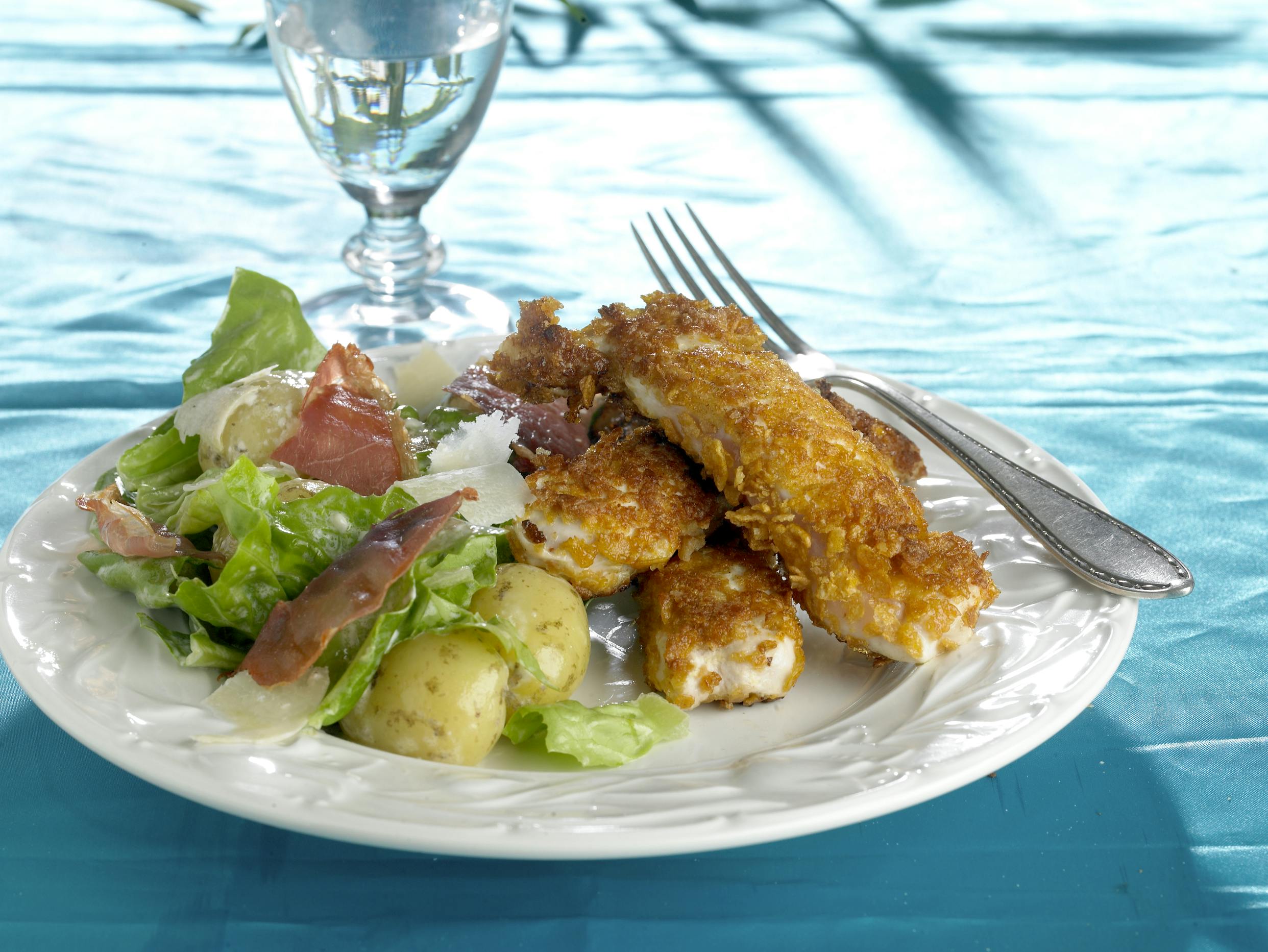 Paneret kyllingeschnitzel med kartoffelsalat