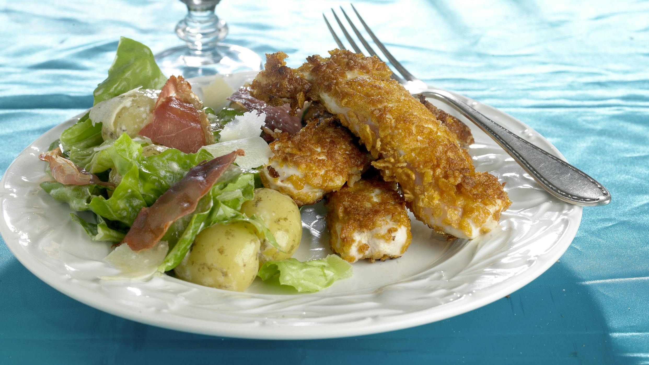 Paneret kyllingeschnitzel med kartoffelsalat