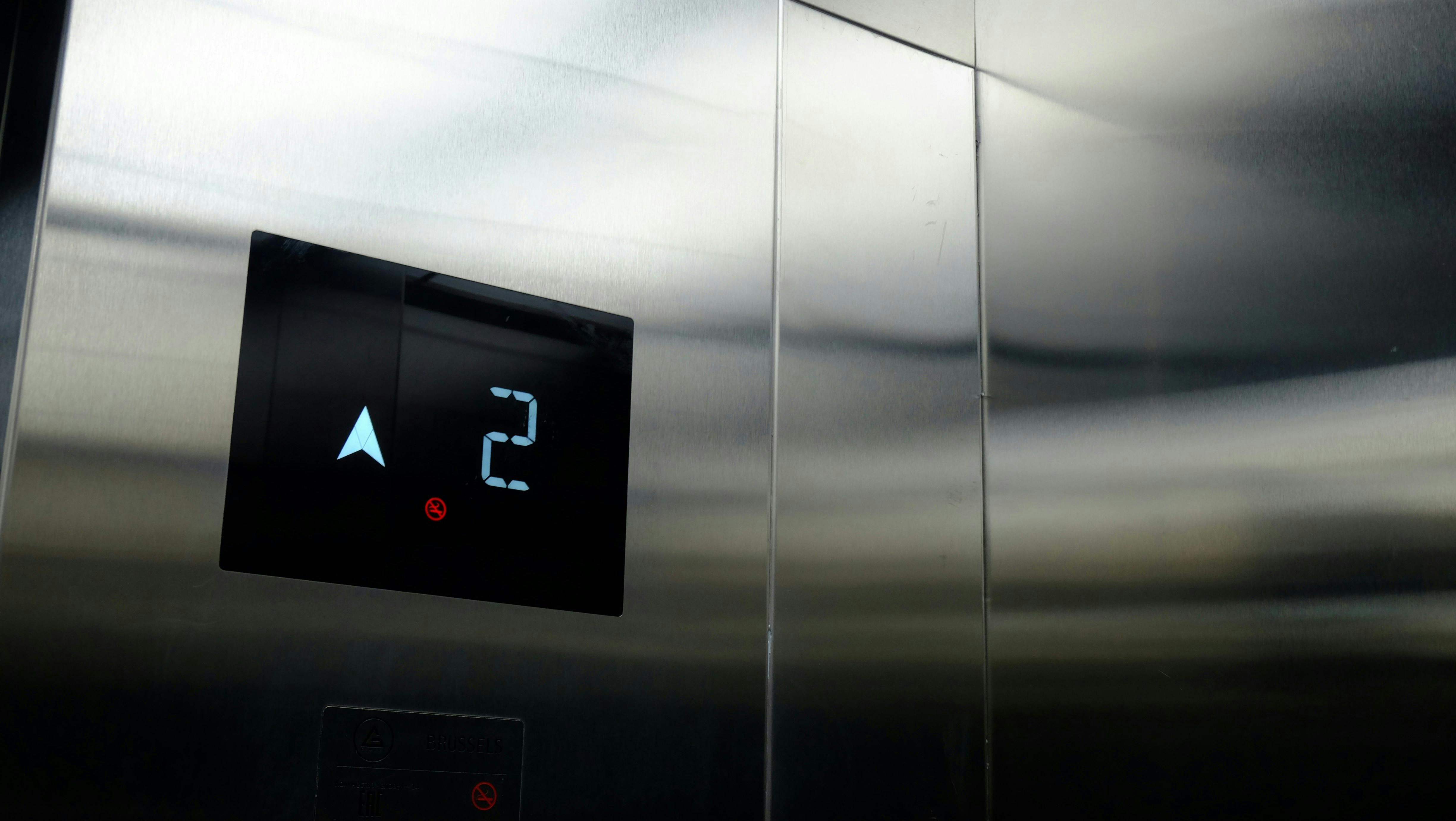 Elevator, der viser 2. sal