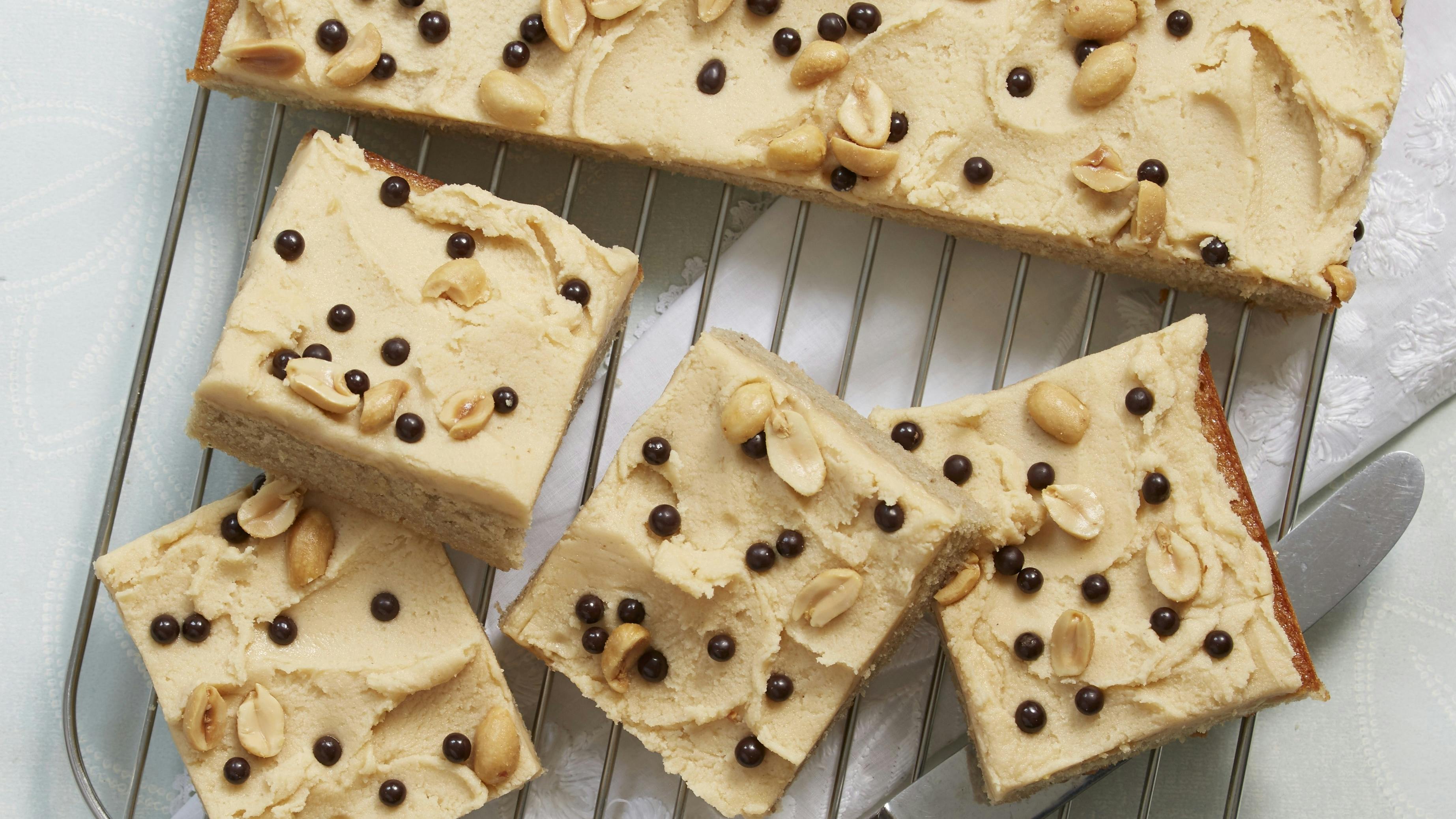 Bradepandekage med banan med peanutbutter topping