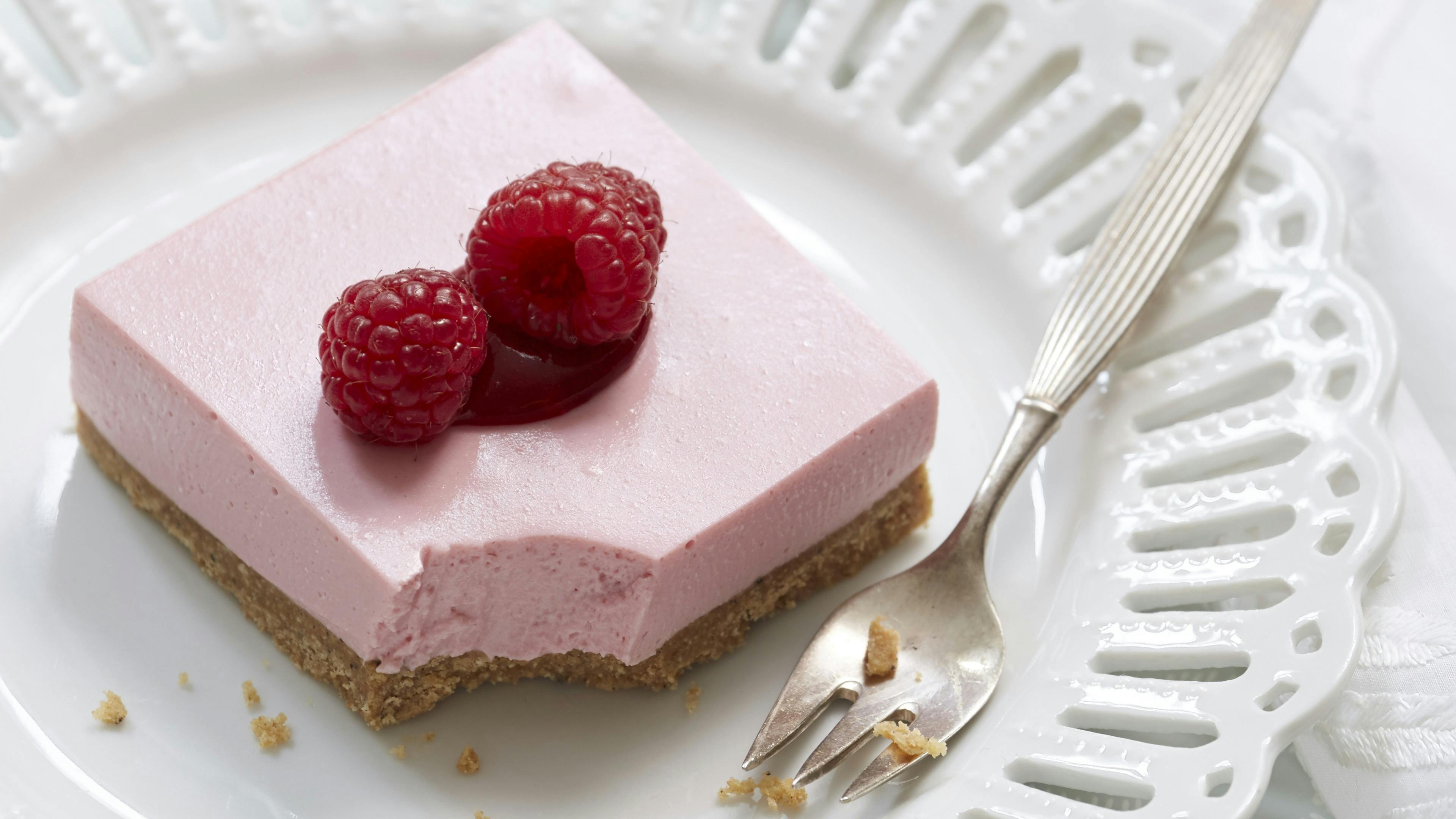 Lækker og cremet hindbær-cheesecake i bradepande