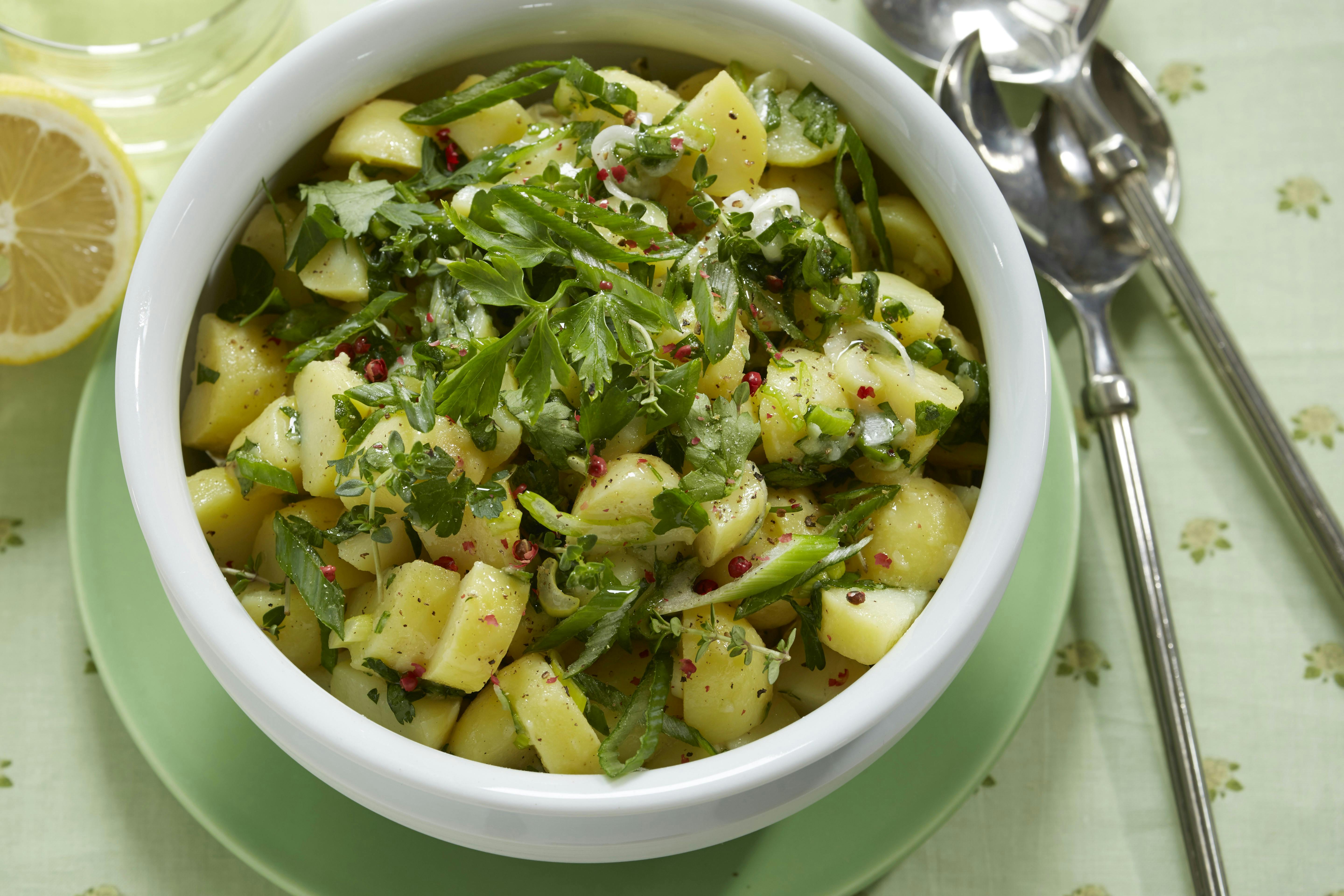 Kold kartoffelsalat med friske krydderurter