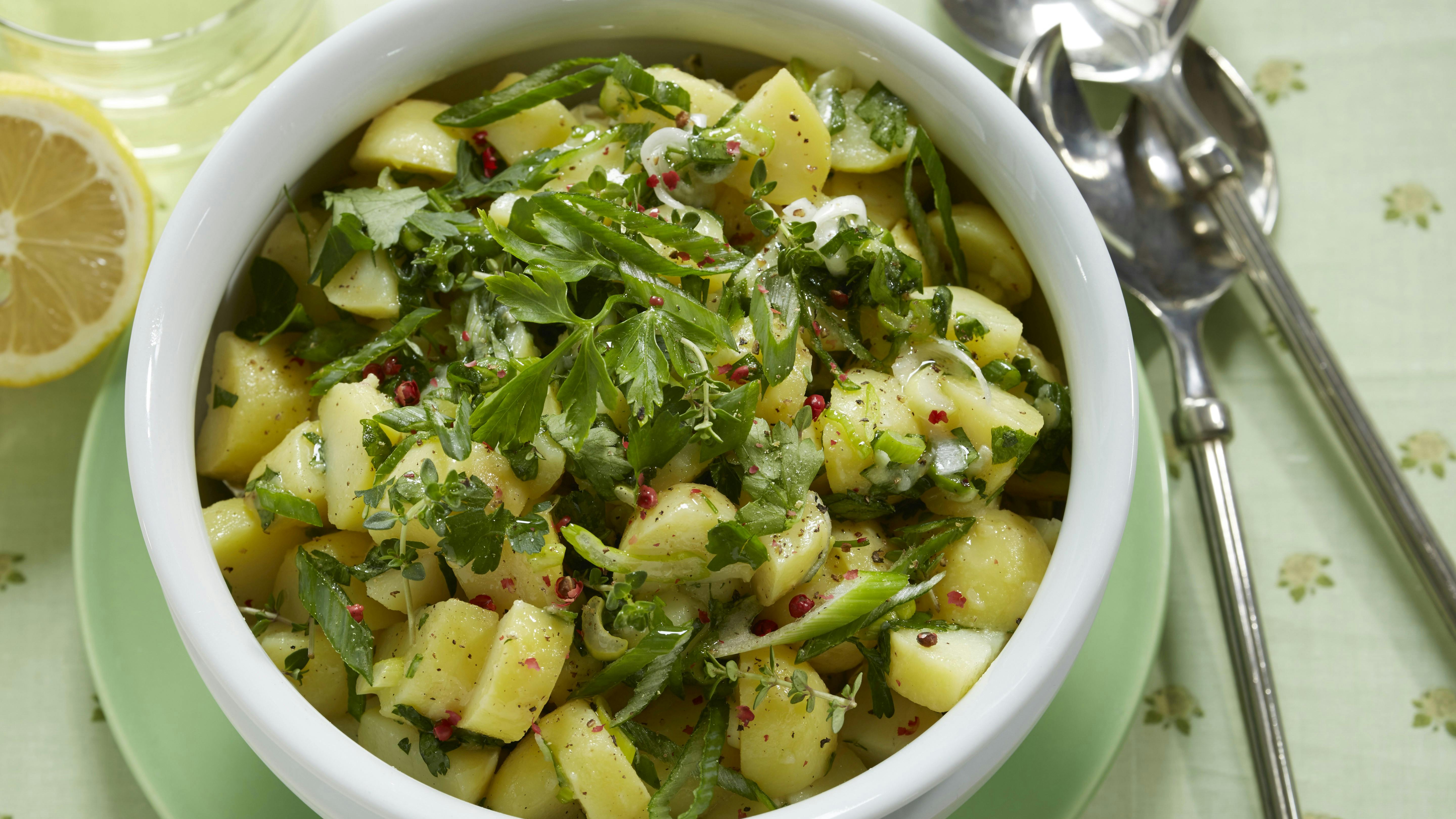 Kold kartoffelsalat med friske krydderurter