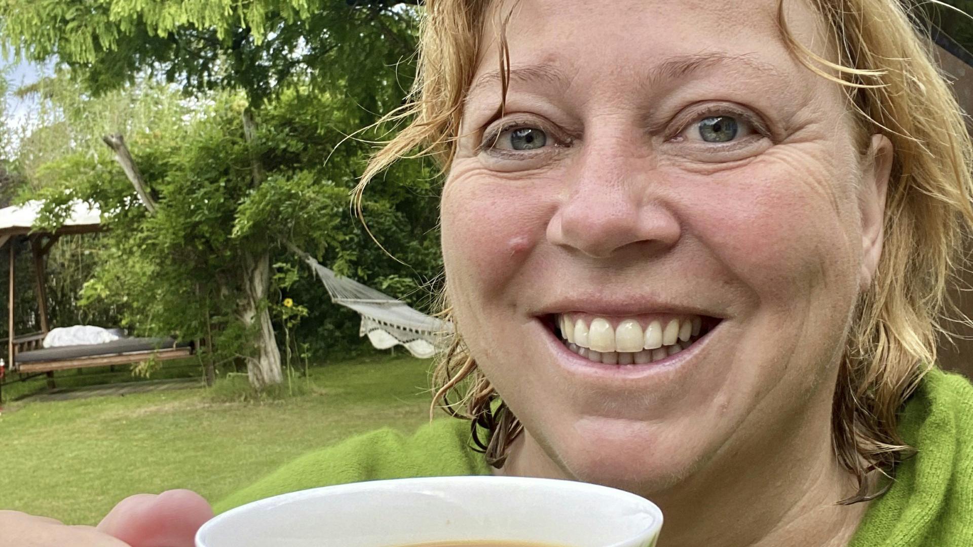 Indbegrebet af sommer for Karen-Marie Lillelund: Kaffe af store kopper, hængekøje, sommerhushave og vådt hår efter et morgenbad.