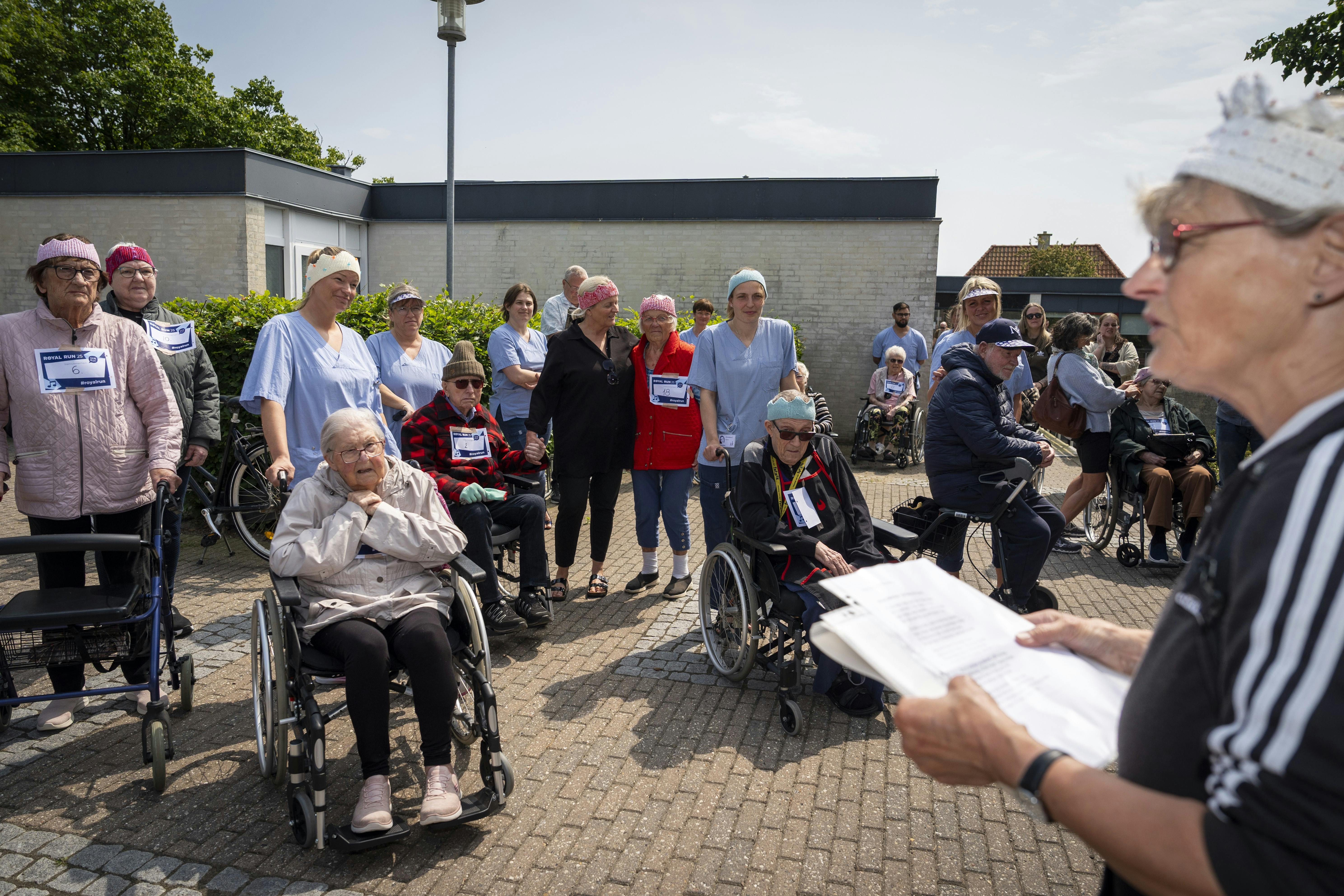Bente Nørgaard sender dagens motionister godt af sted på Royal Side Run omkring plejecentret Q4 i Korsør med et digt af egen produktion.