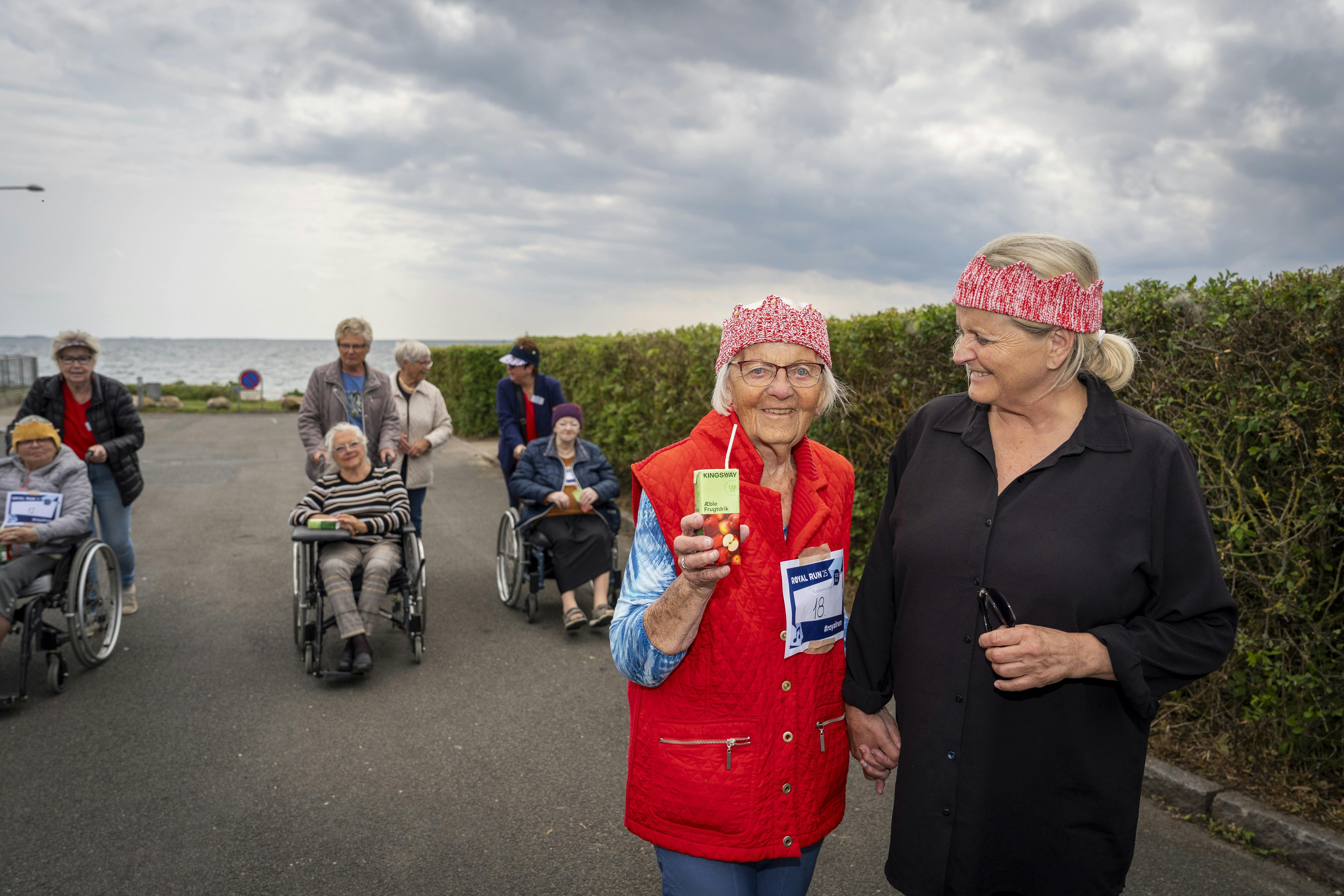 90-årige Karen Borup deltager i et Royal Side Run på og omkring plejecentret Q4 i Korsør sammen med sin datter Annette.