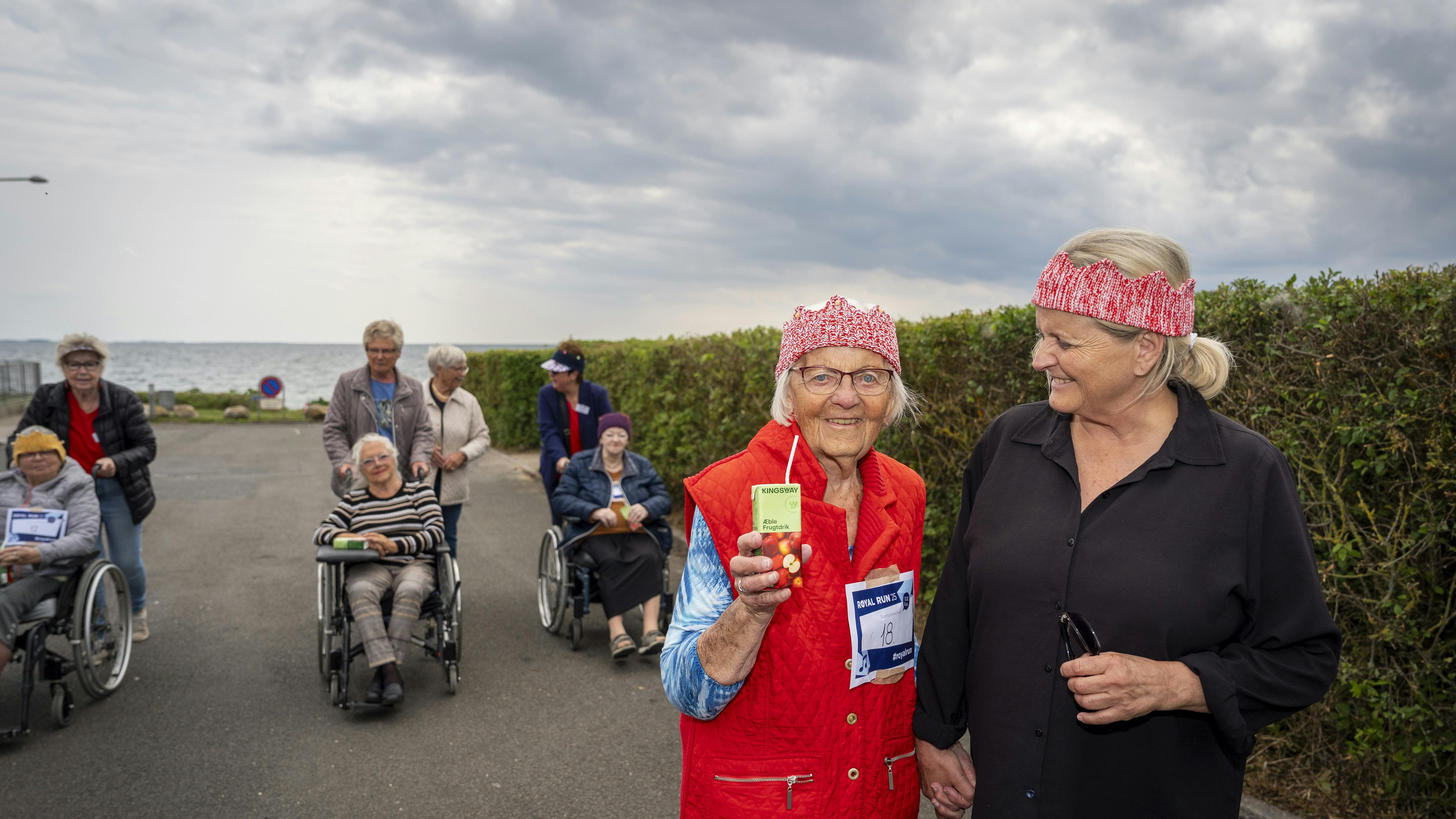 90-årige Karen Borup deltager i et Royal Side Run på og omkring plejecentret Q4 i Korsør sammen med sin datter Annette.