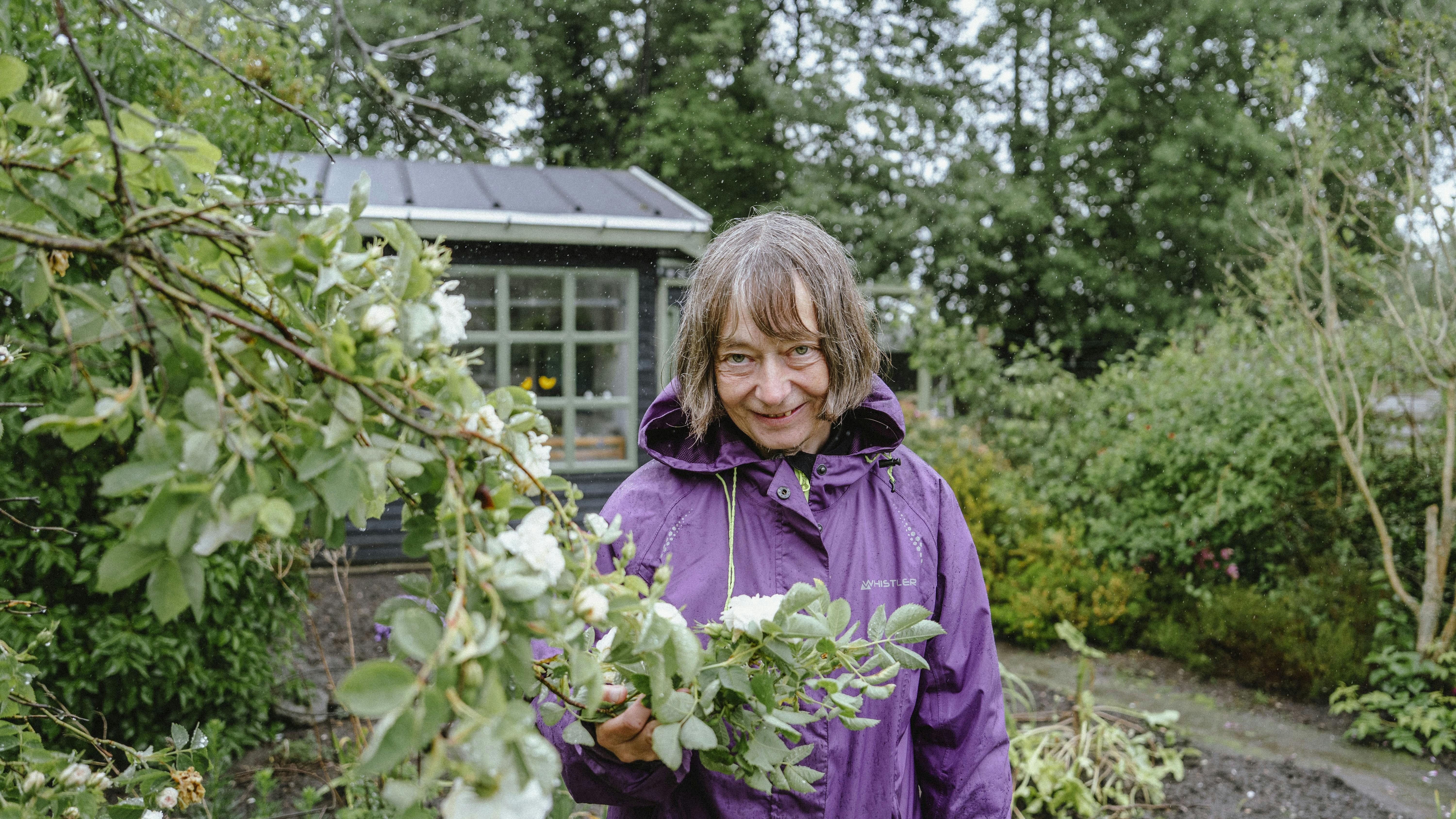 Formand Karen Margrethe Laurisen foran sit hjemmebyggede hus i Hjelm Haveforening - også kaldet Hjelmhaverne - i Aabenraa.