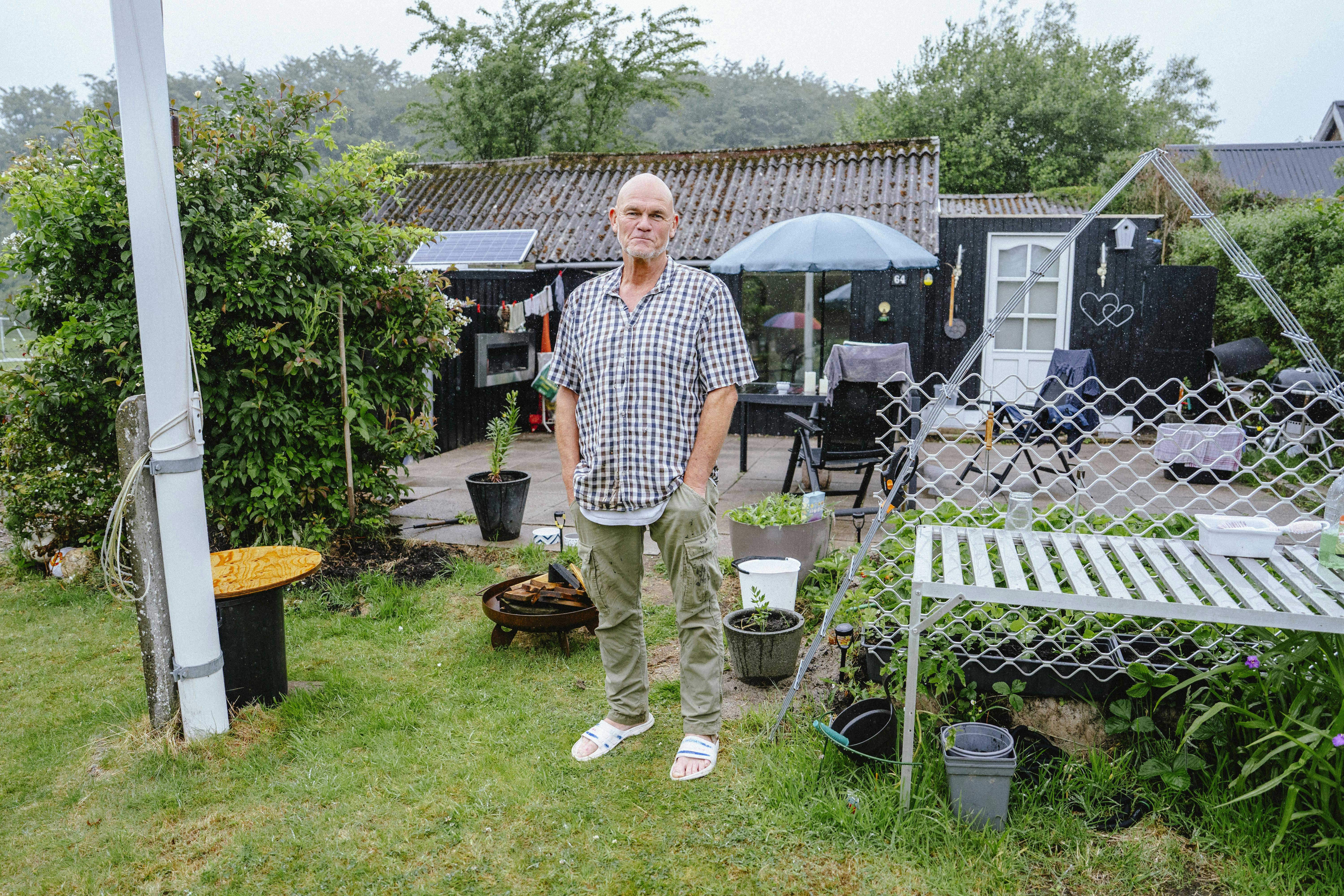 60-årige Boh Lange foran sit kolonihavehus i Hjelm Haveforeing - også kaldet Hjelmhaverne - i Aabenraa.