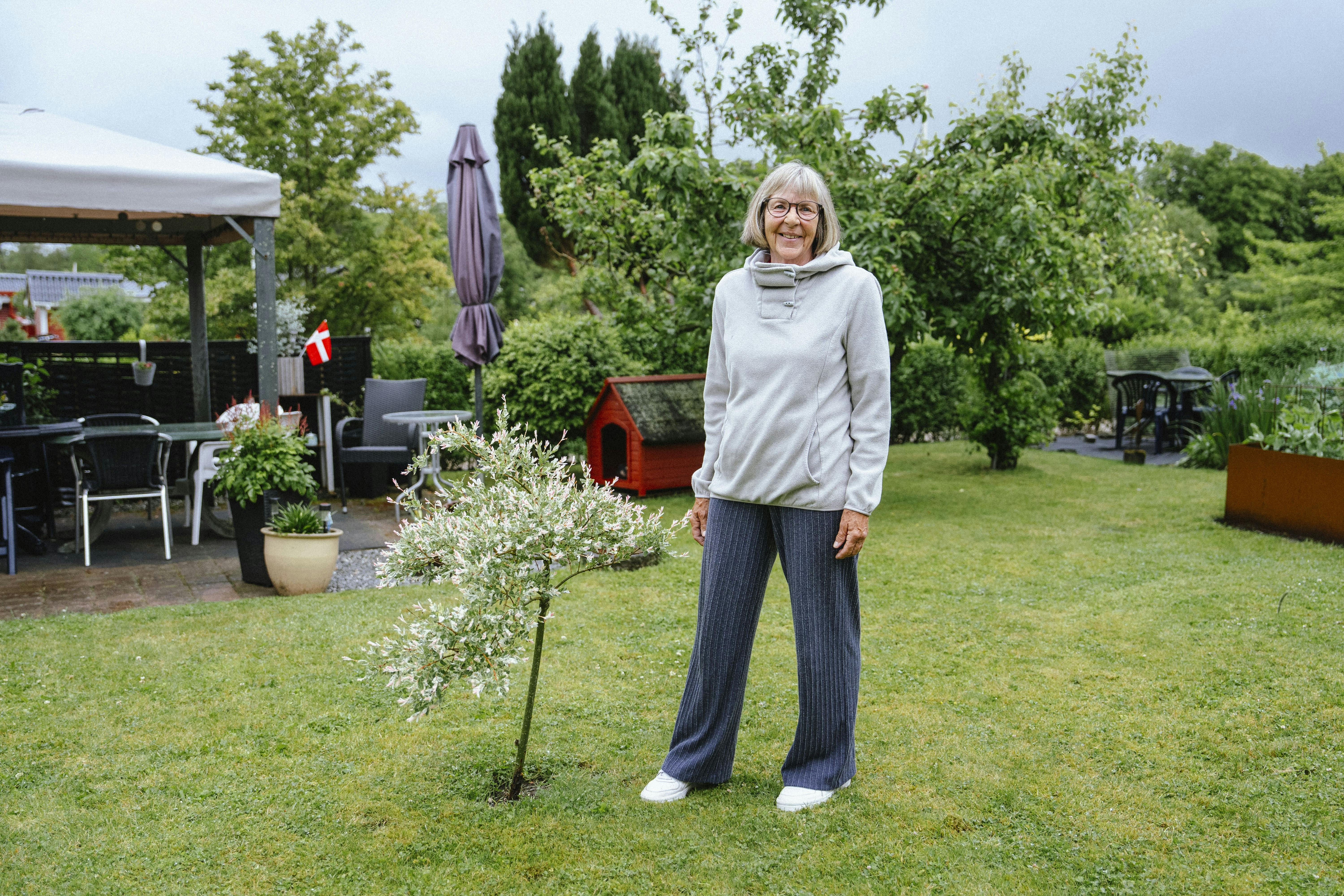 Connie Hansen i sin store have i Hjelm Haveforening - også kendt som Hjelmhaverne - i Aabenraa.