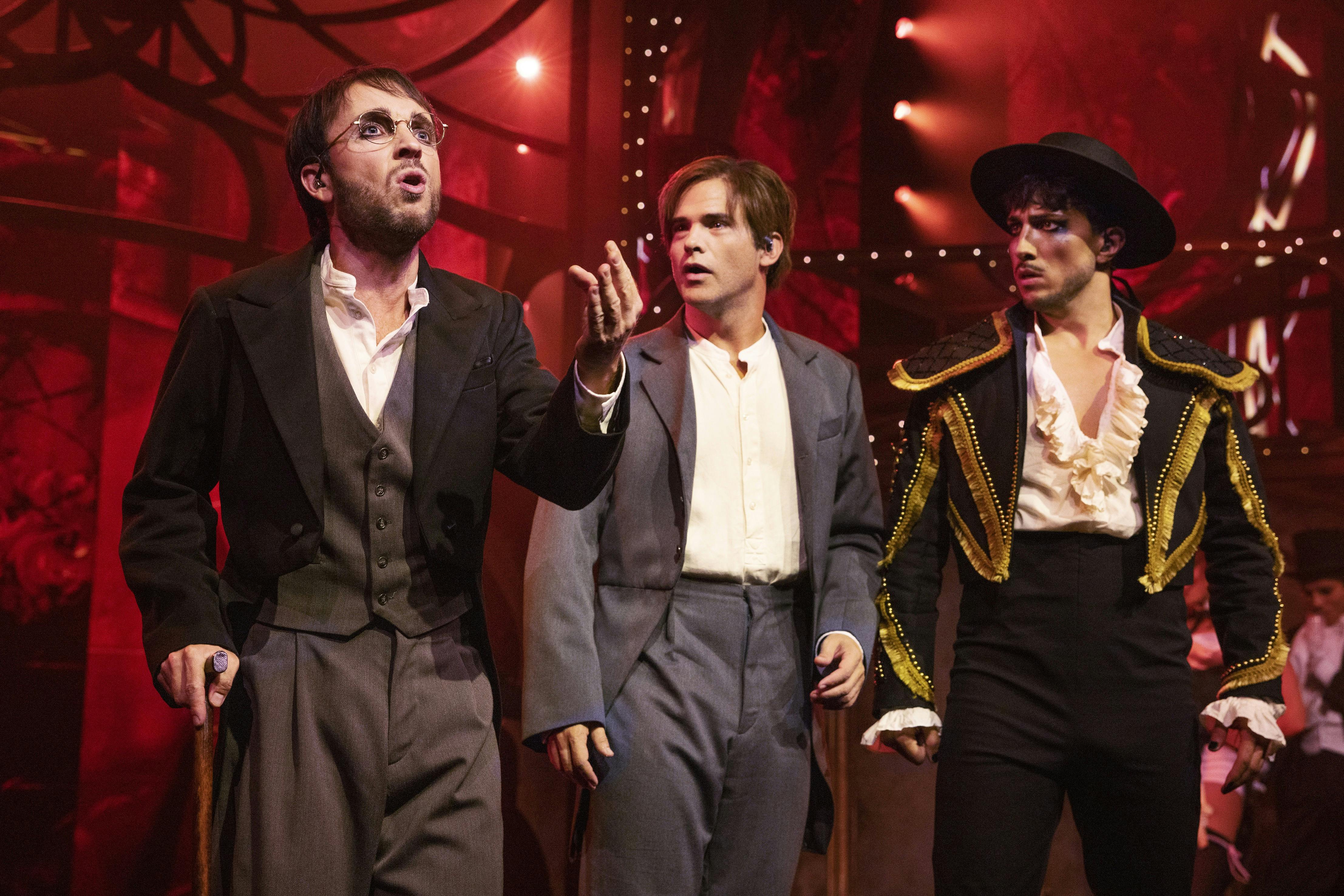 Laus Høybye som Henri de Toulouse-Lautrec i "Moulin Rouge! The musical" sammen med Stanley Bakar som Santiago og Silas Holst som Christian.