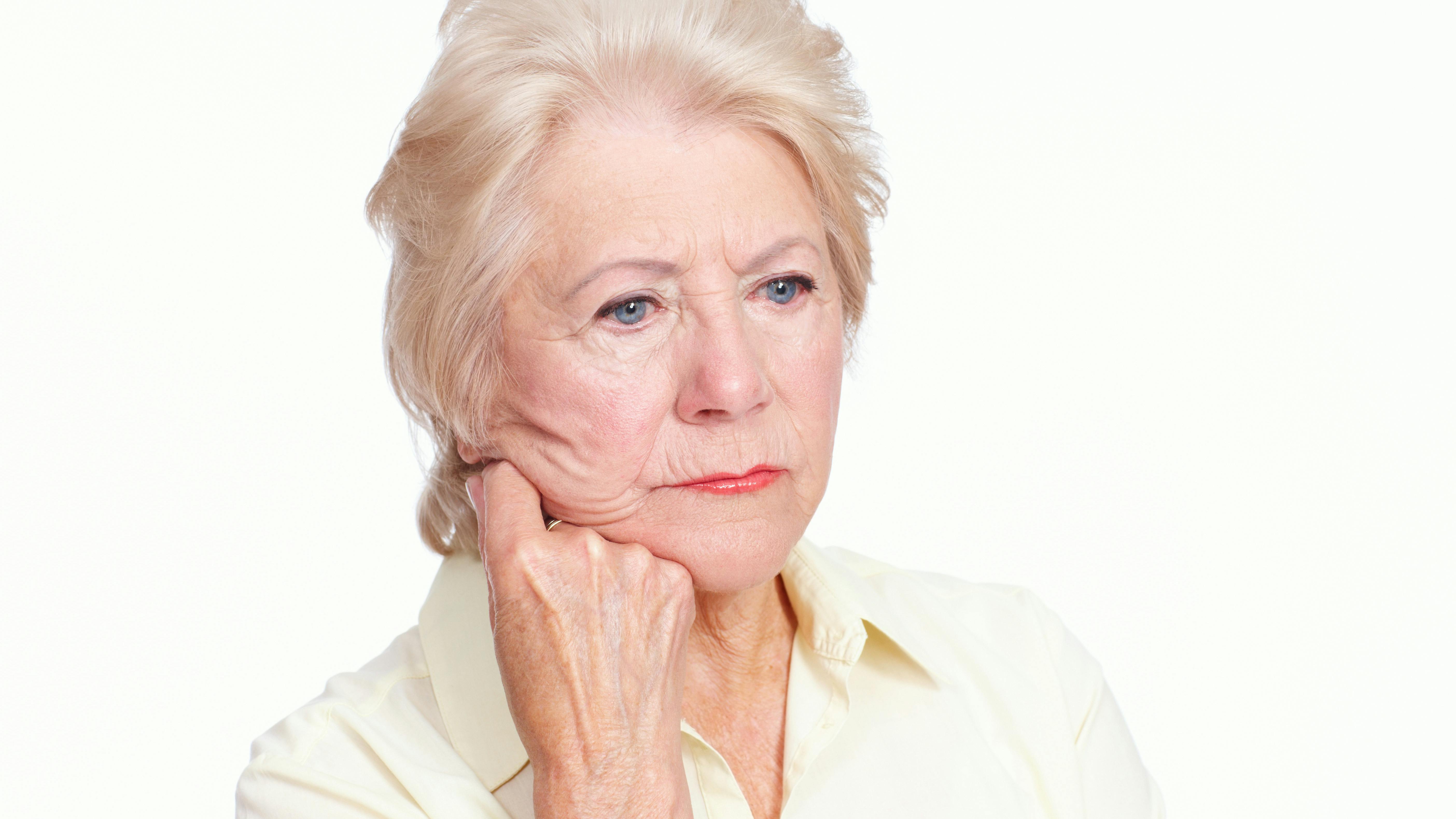 Nærbillede af ældre kvinde med trist udtryk