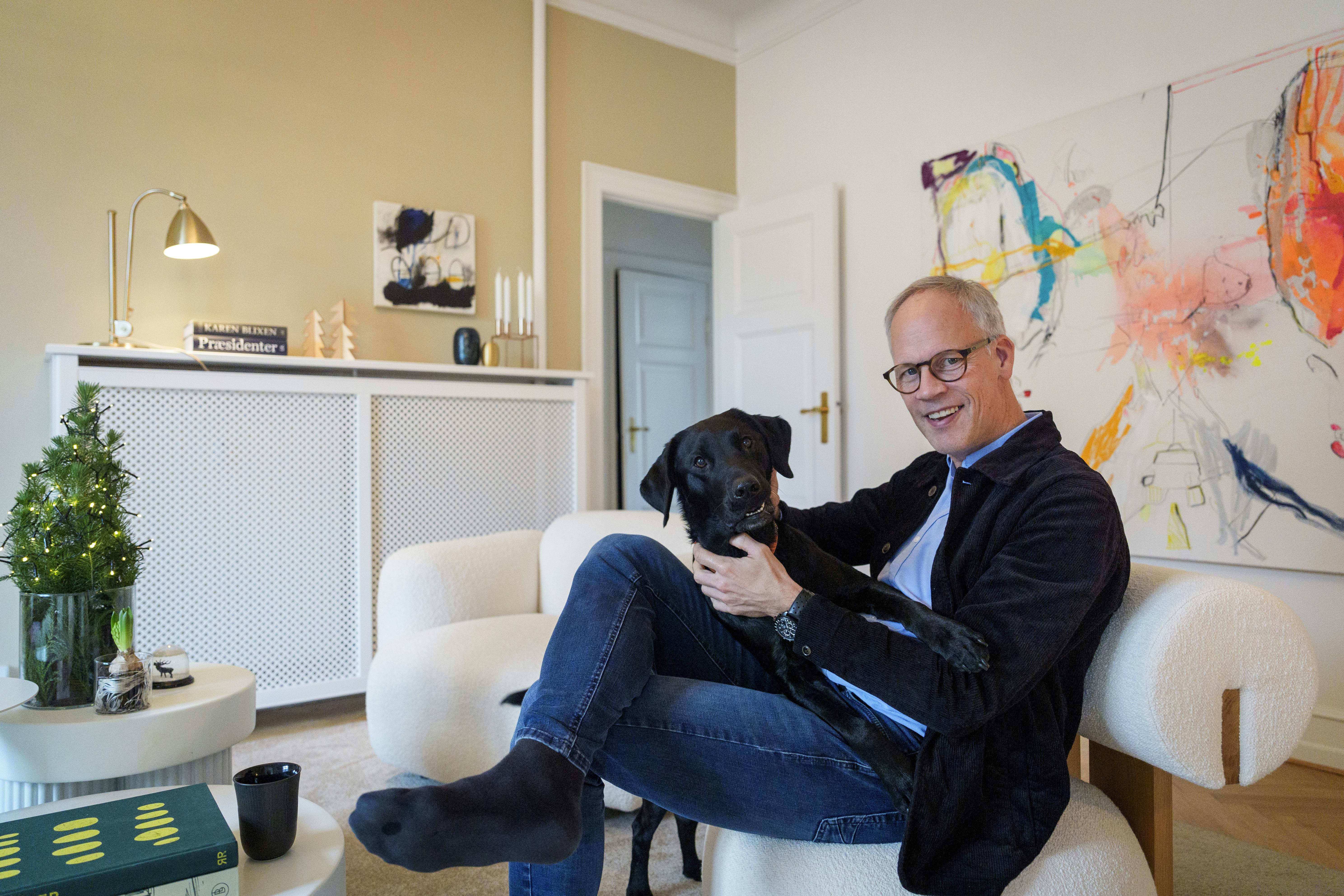 Dennis Ritter fotograferet med hund på skødet i sin og ægtemandens tidligere lejlighed på Frederiksberg.