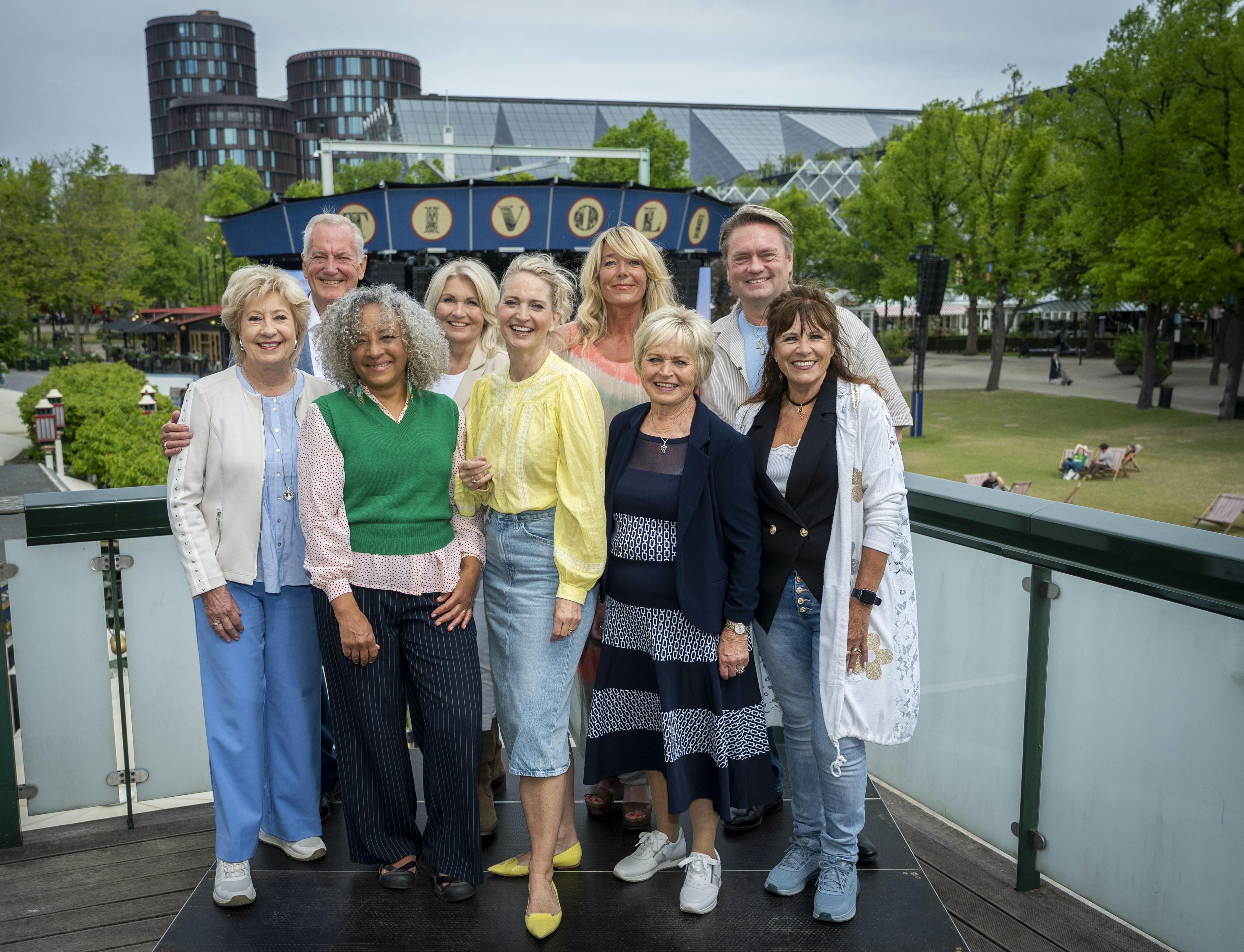 Keld, Hilda og Annette Heick, Maria Bramsen, Lonnie Devantier, Gry Meilstrup, Birthe Kjær, Kirsten Siggaard og Johnny Hansen på Plænen i Tivoli.