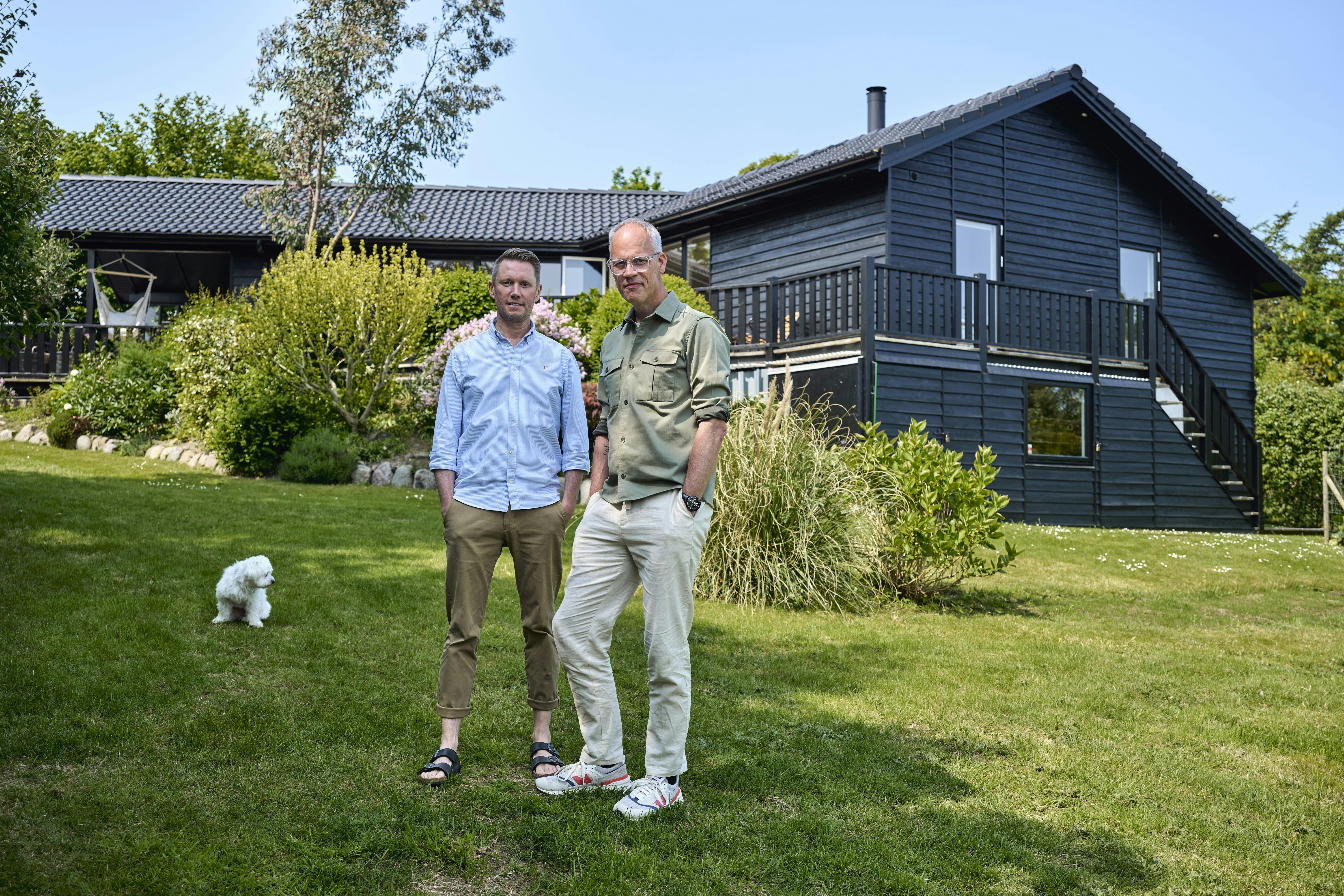 Journalist Dennis Ritter og ægtemanden Morten Toft i deres sommerhus i Løserup Strand ved Holbæk.