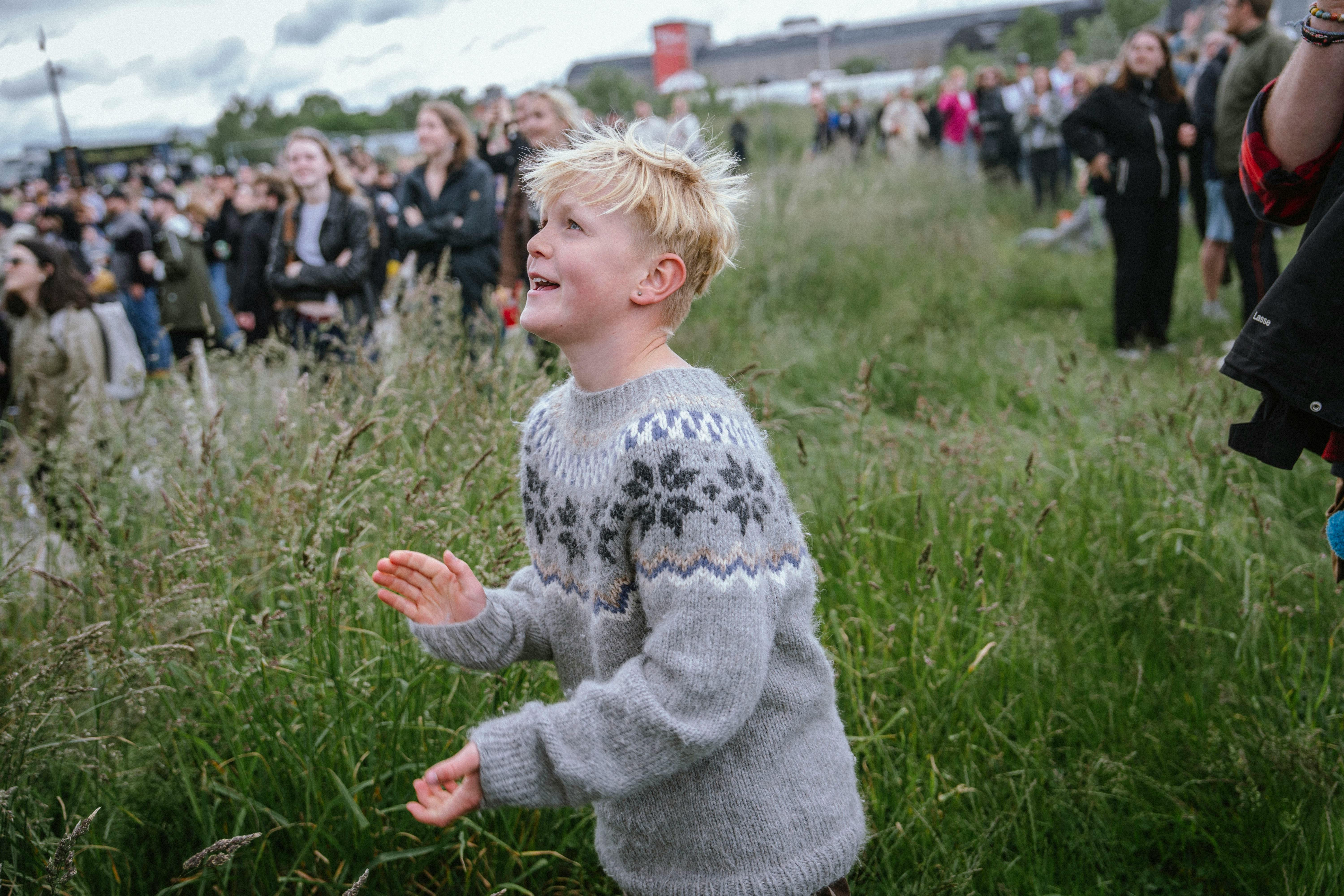 12-årige Anton dyrker udspring på eliteplan, og flere af hans store idoler er til stede i dag. Han pifter og hujer af sine lungers fulde kraft, når de næste springer.