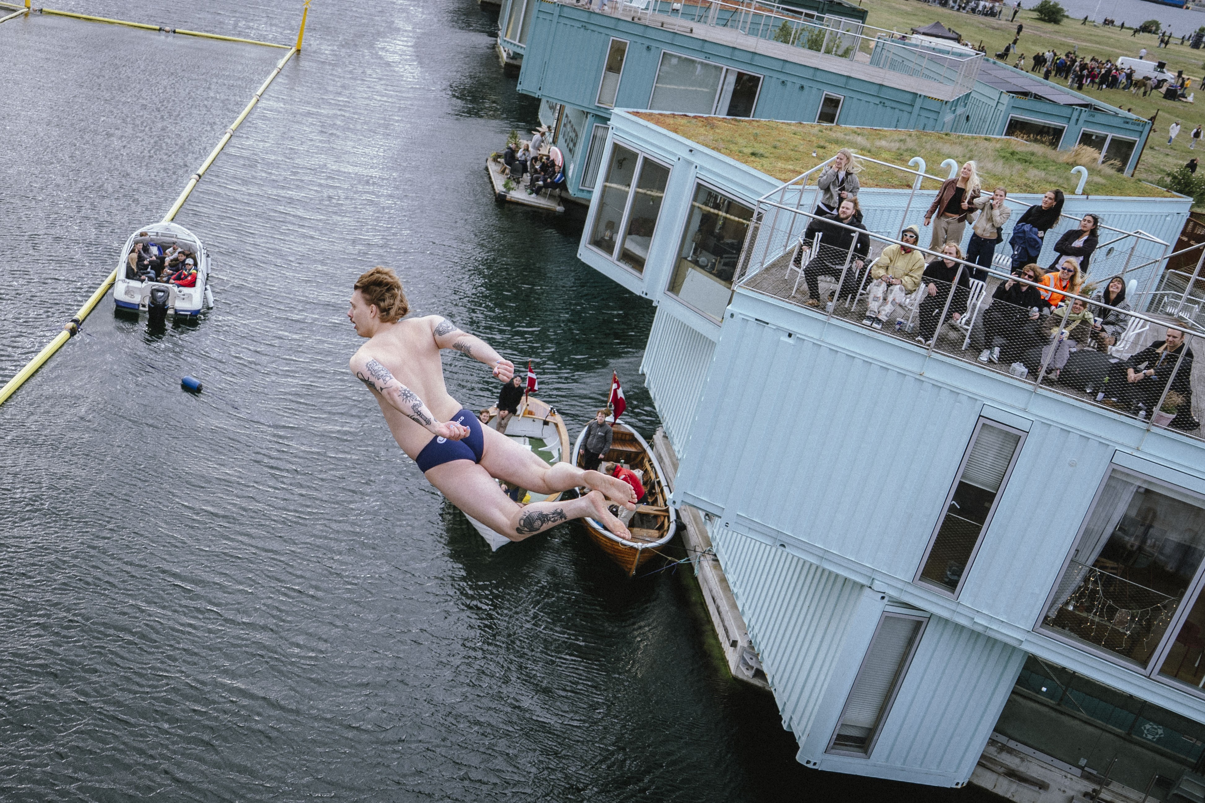 Maveplask, også kaldet ”dødsing”, er oprindeligt en norsk ekstremsport, hvor der hoppes fra udspringstårn. 