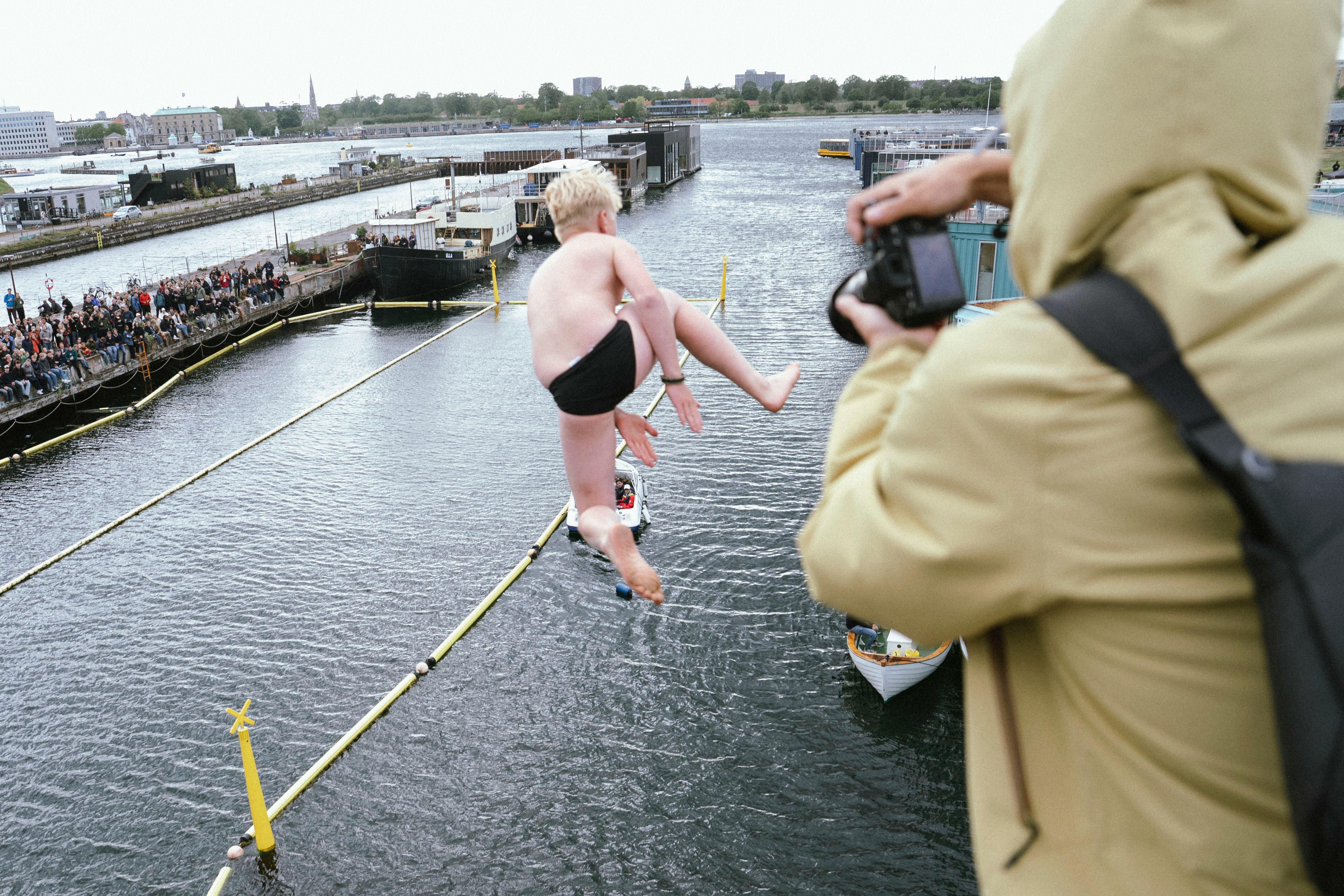 Anton Wewer er yngste deltager i dødsing, en underkategori ved DM i Maveplask, hvor det gælder om at imponere dommerne med seje tricks.