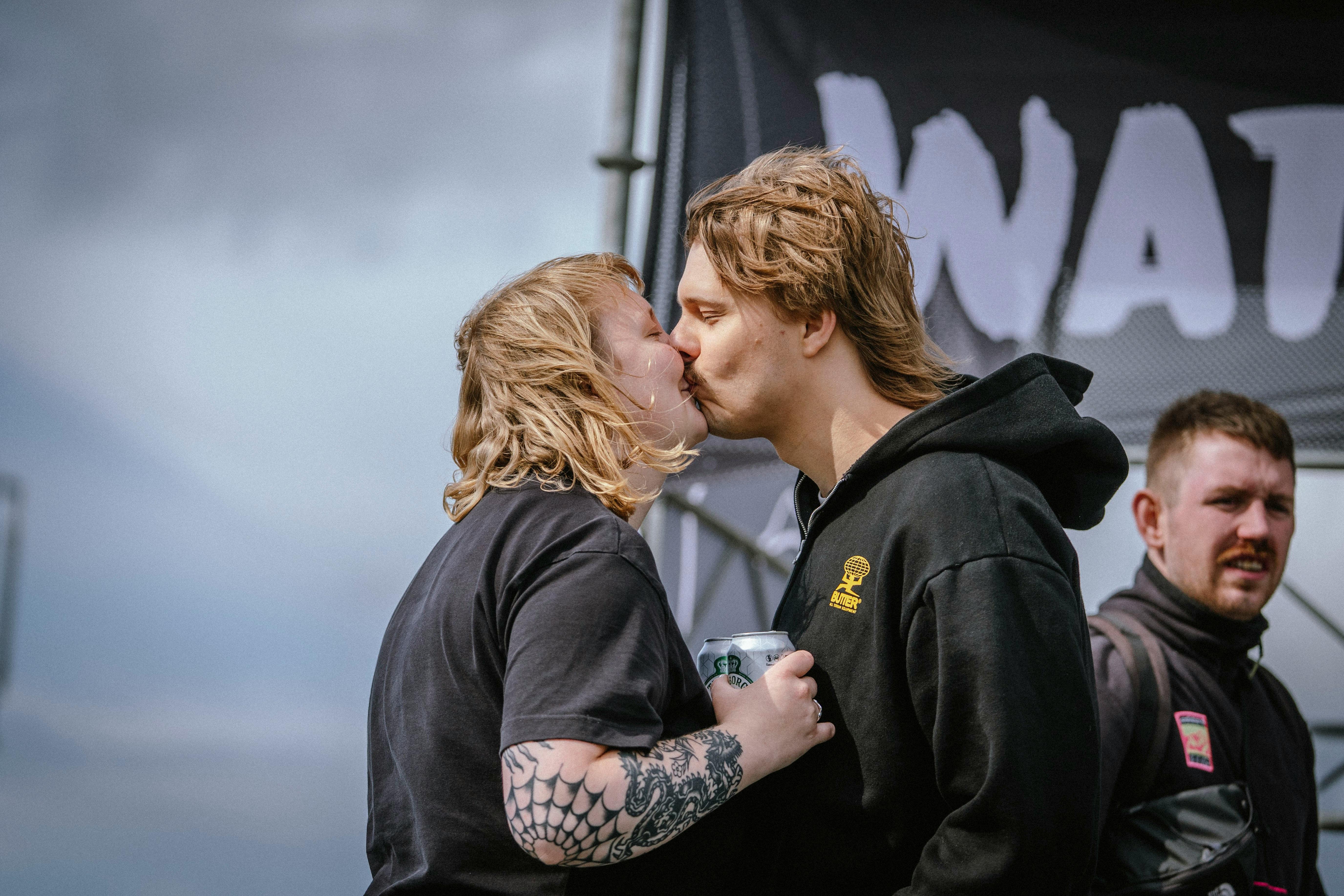 Niels Peter Vikkelsøe er forsvarende danmarksmester i mave-plask. Hans mor er skrækslagen for, at han skal komme til skade, fortæller han, men kæresten Stine tager det mere roligt.