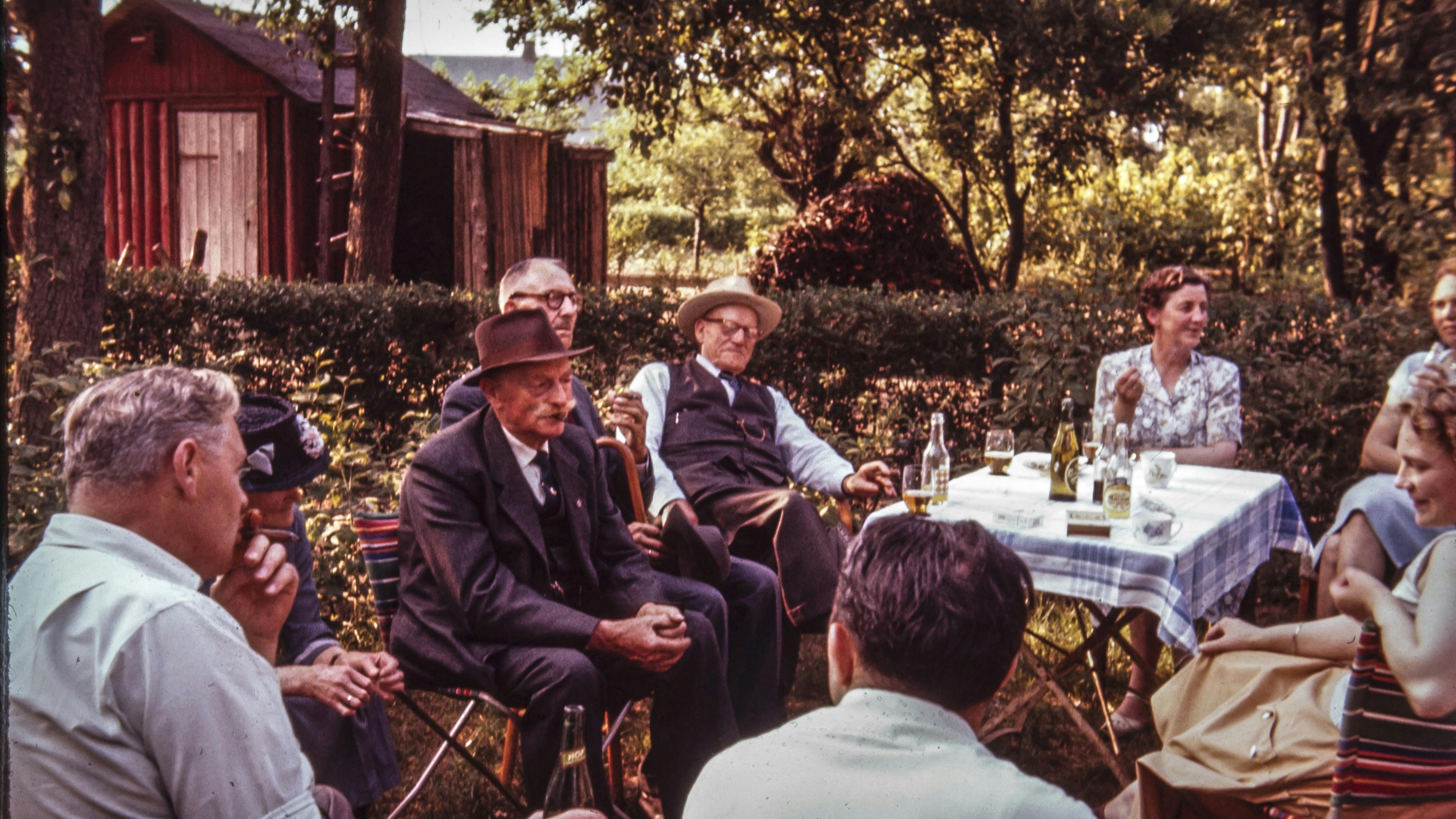Hygge i kolonihave i Hjelmhaverne. Billedet er fra sidst i 50'erne.