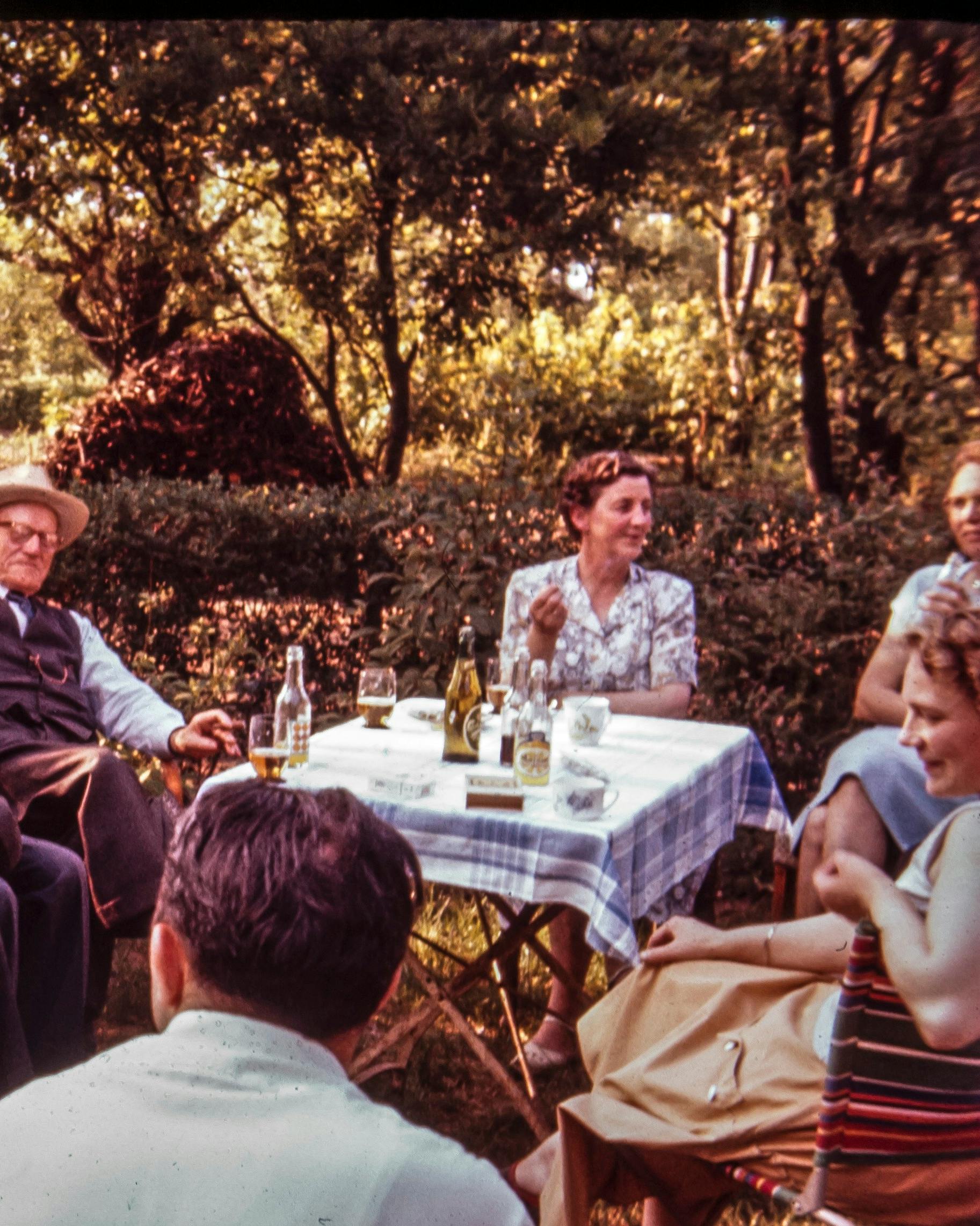 Hygge i kolonihave i Hjelmhaverne. Billedet er fra sidst i 50'erne.