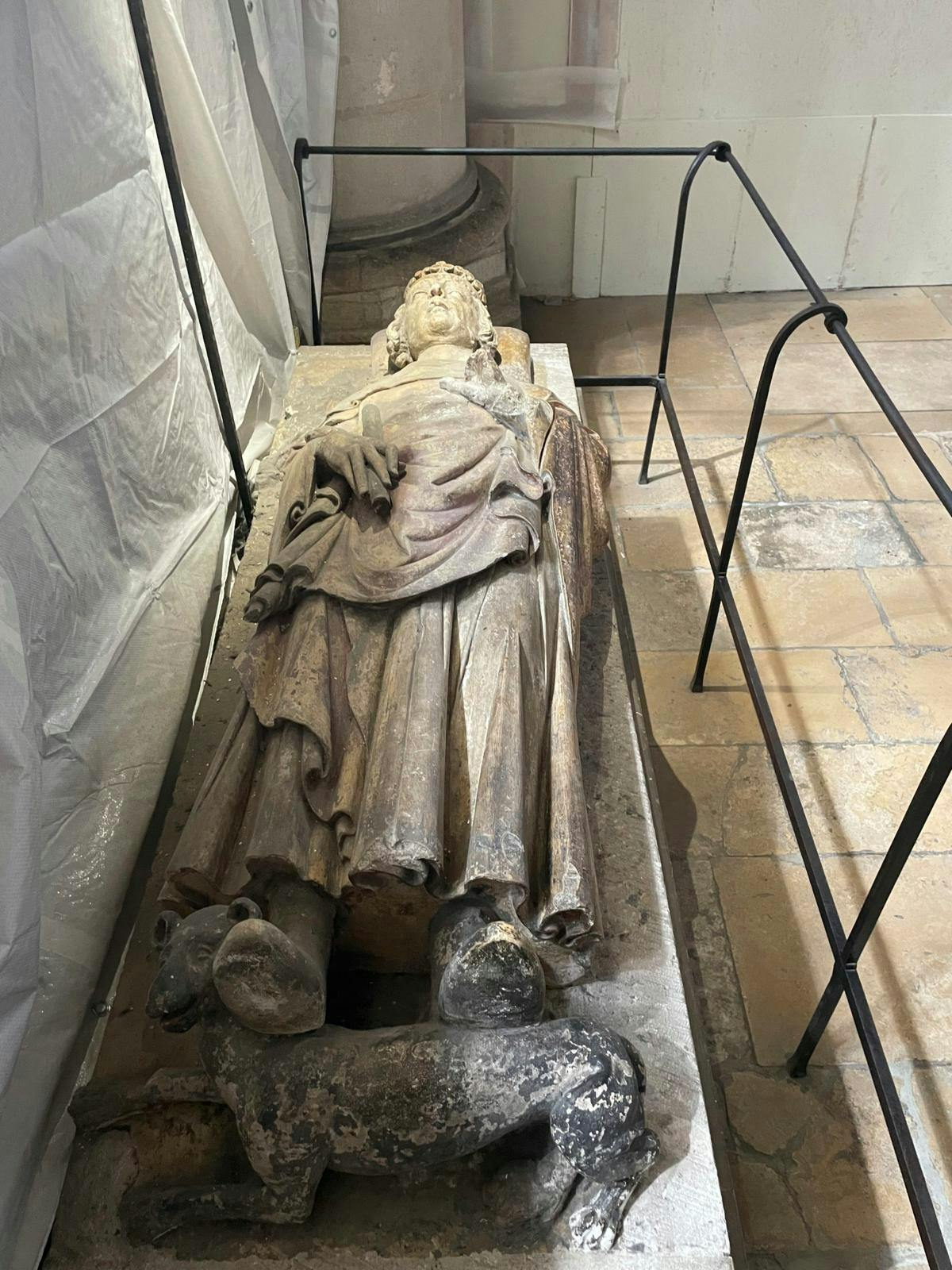 Gravmøle med udskåret vikingestatue og et vildsvin.