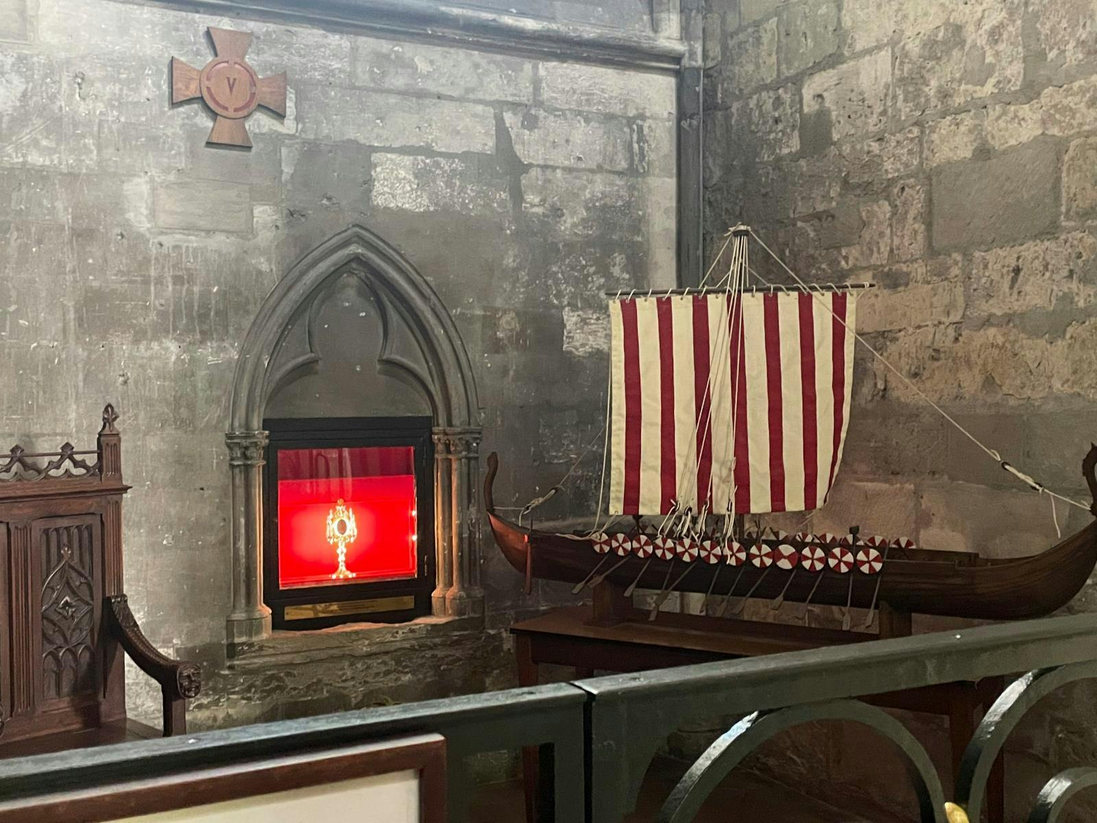 Alter med et lille vikingeskib på.