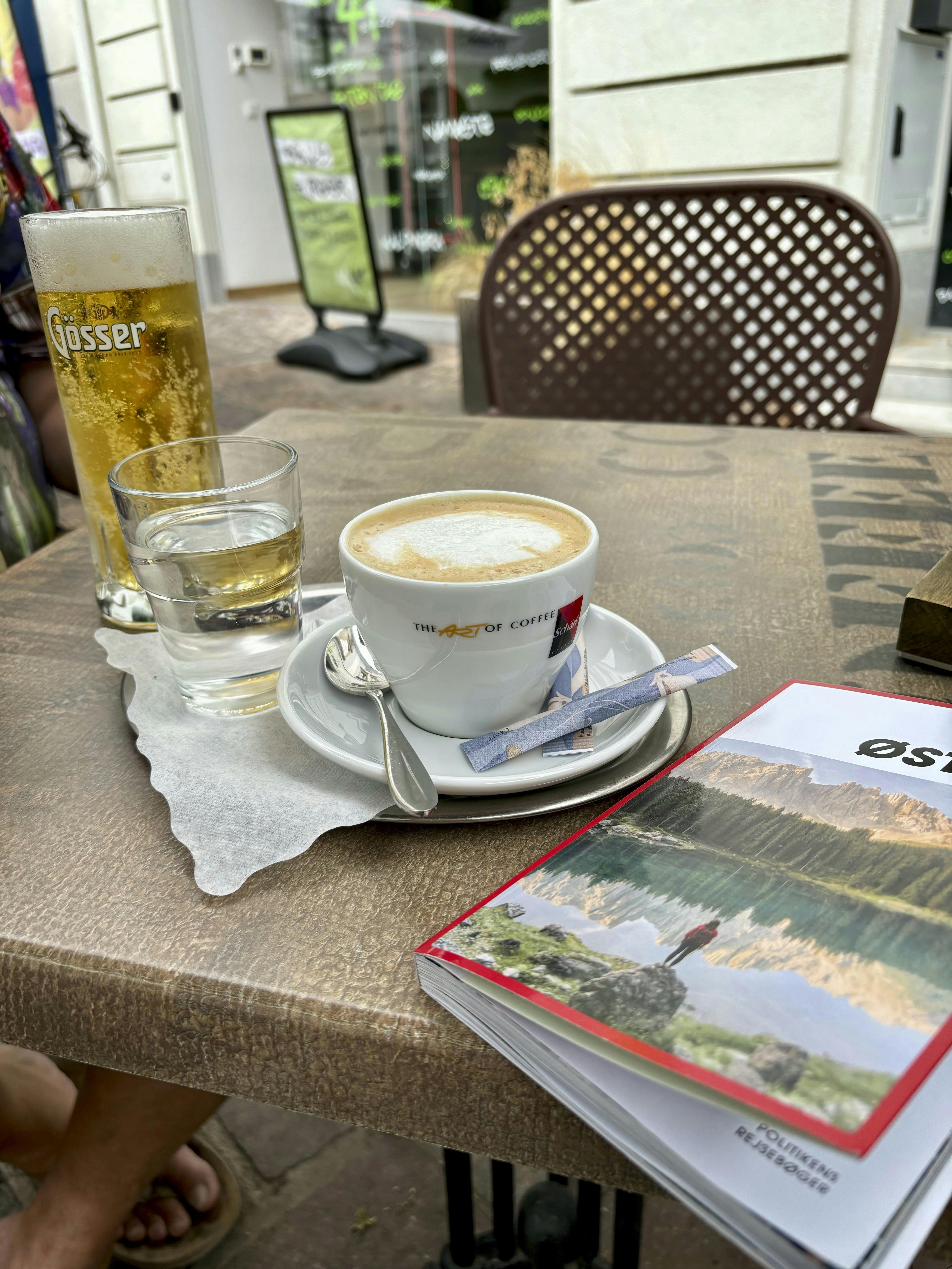 Bord med øl, kaffe, vand og bogen Turen går til Østrig