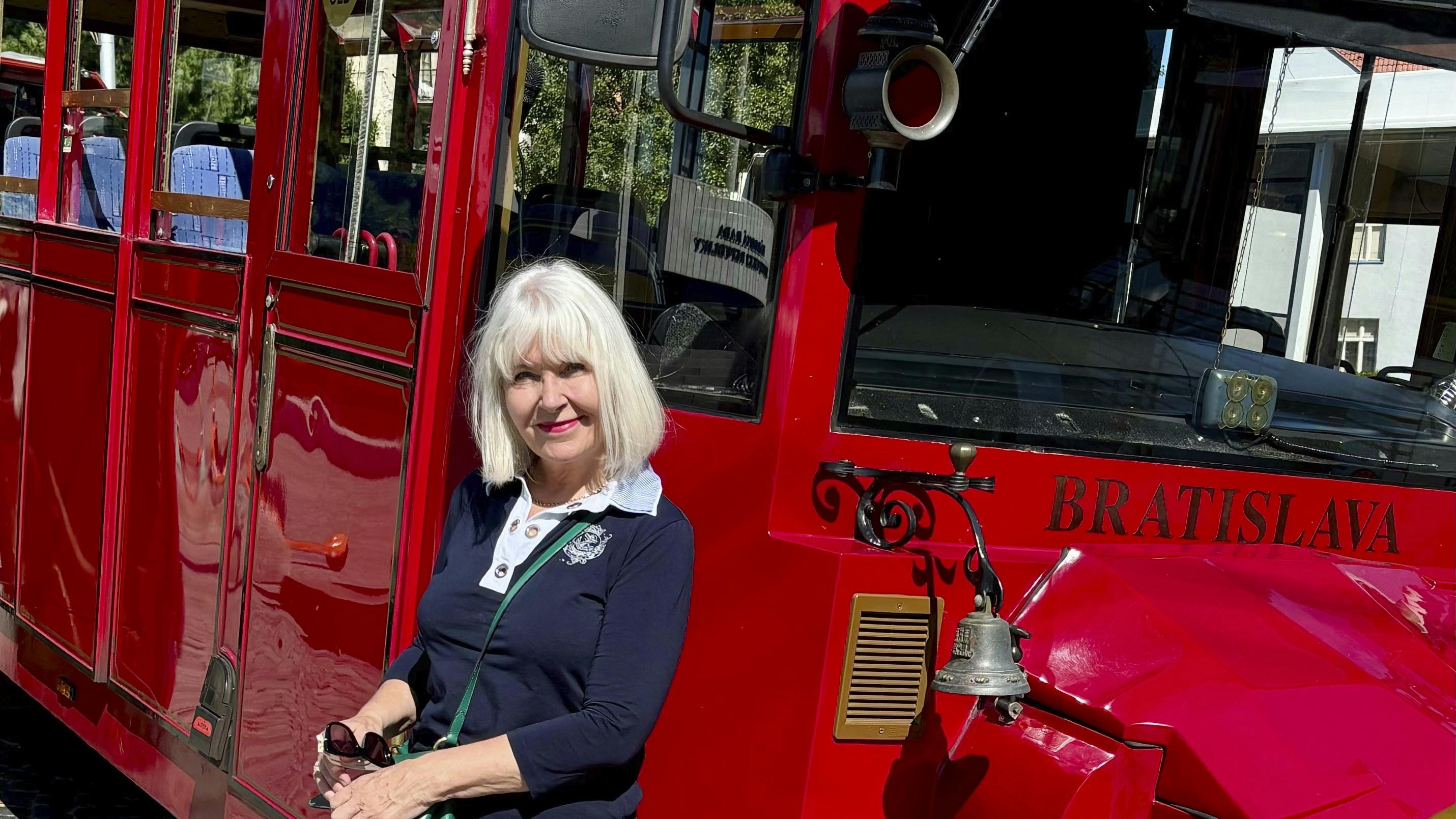 Forfatter Dorte Roholte foran gammel engelsk brandbil