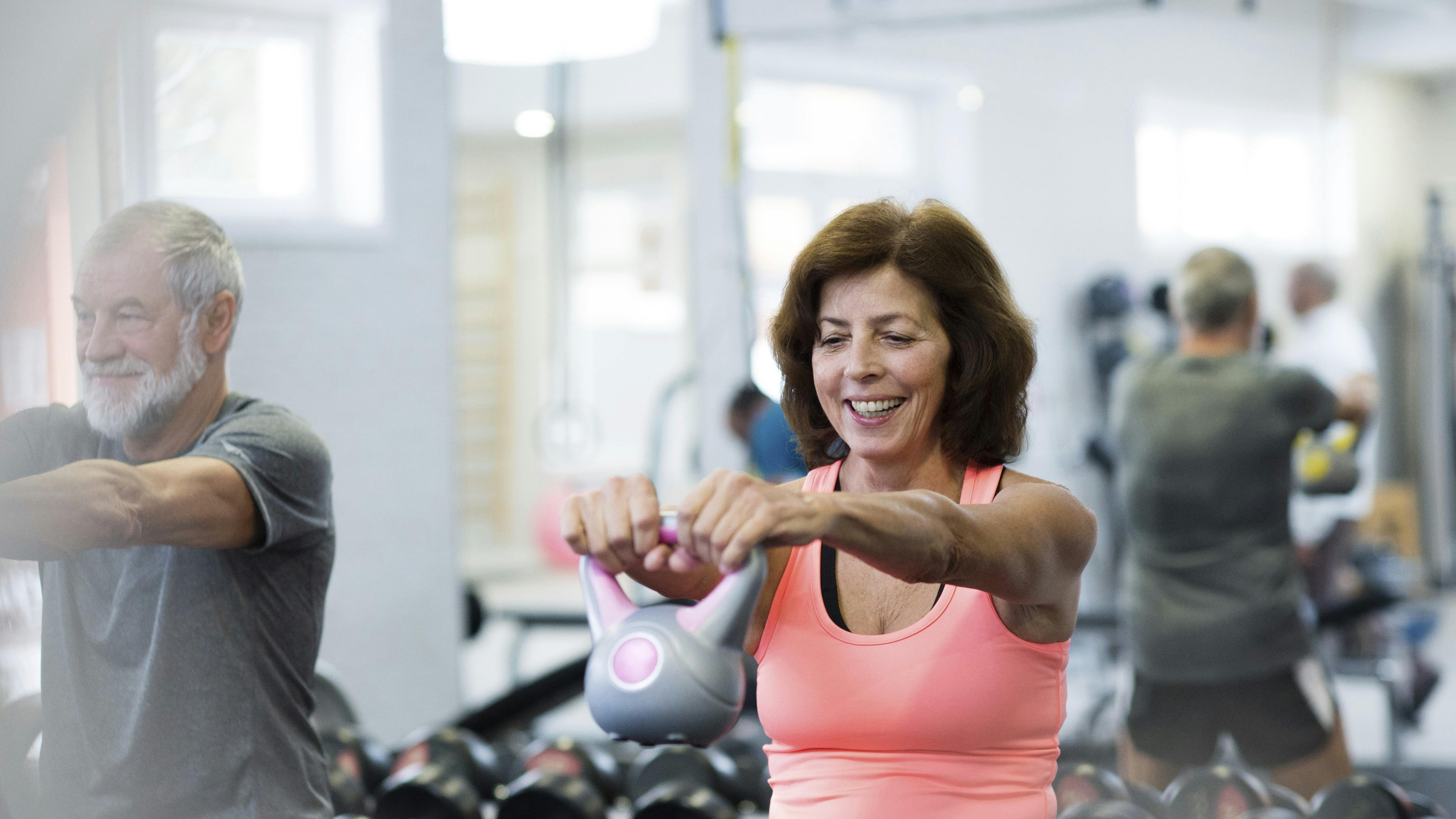 Kvinde, der dyrker styrketræning.