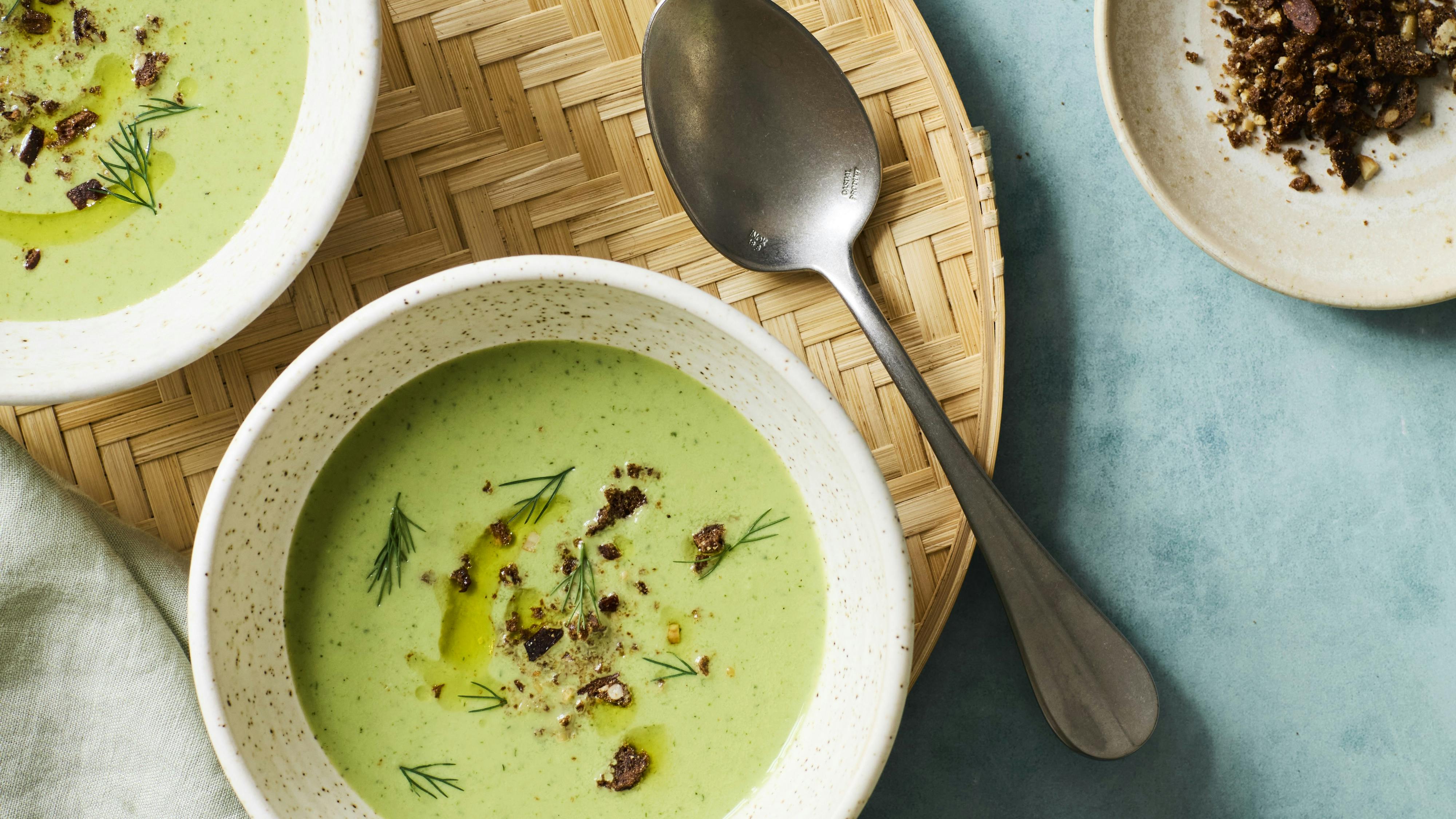 Kold agurke-suppe med rugbrødscroutoner