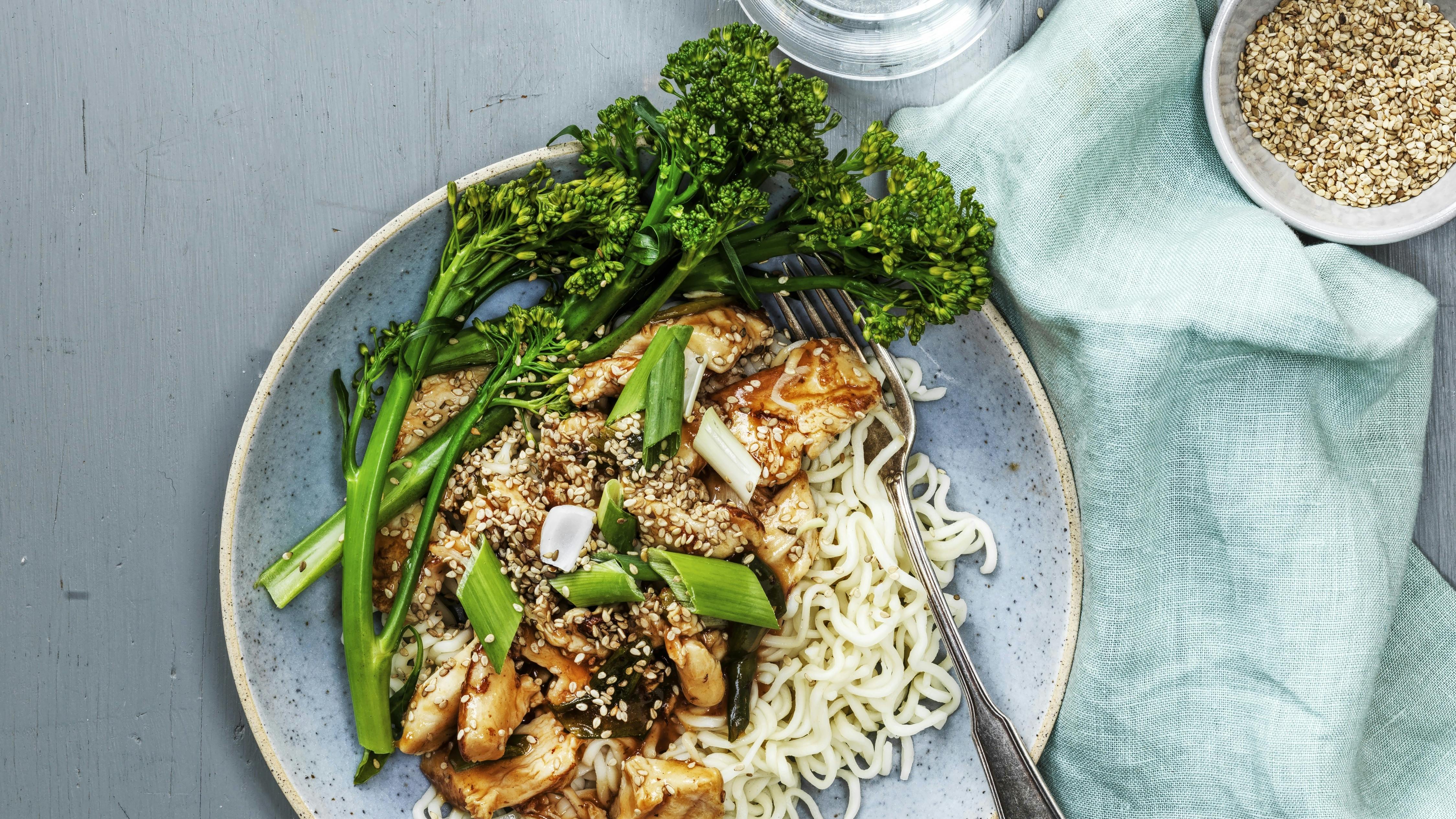 Honning-sesam-kylling med aspargesbroccoli