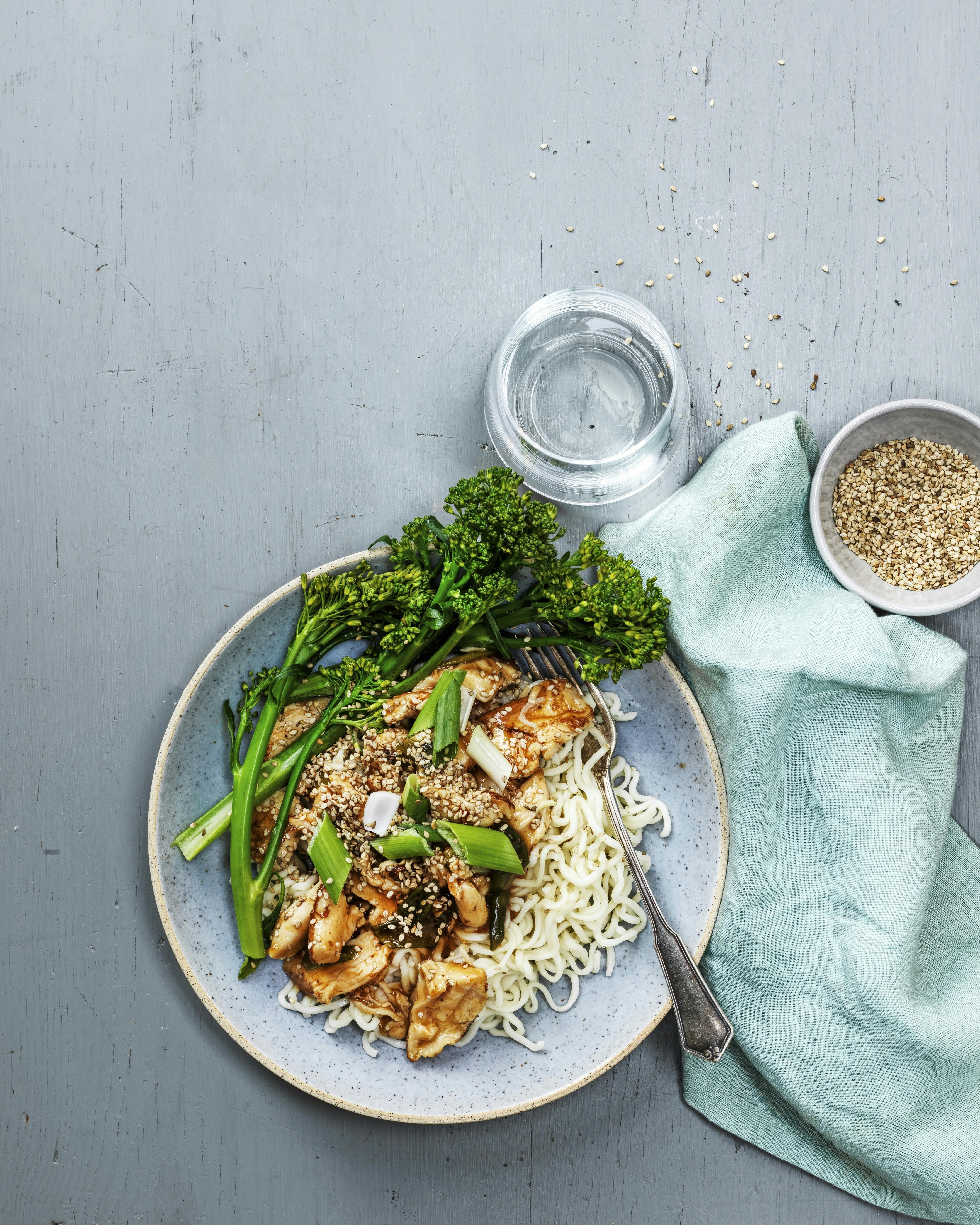 Honning-sesam-kylling med aspargesbroccoli