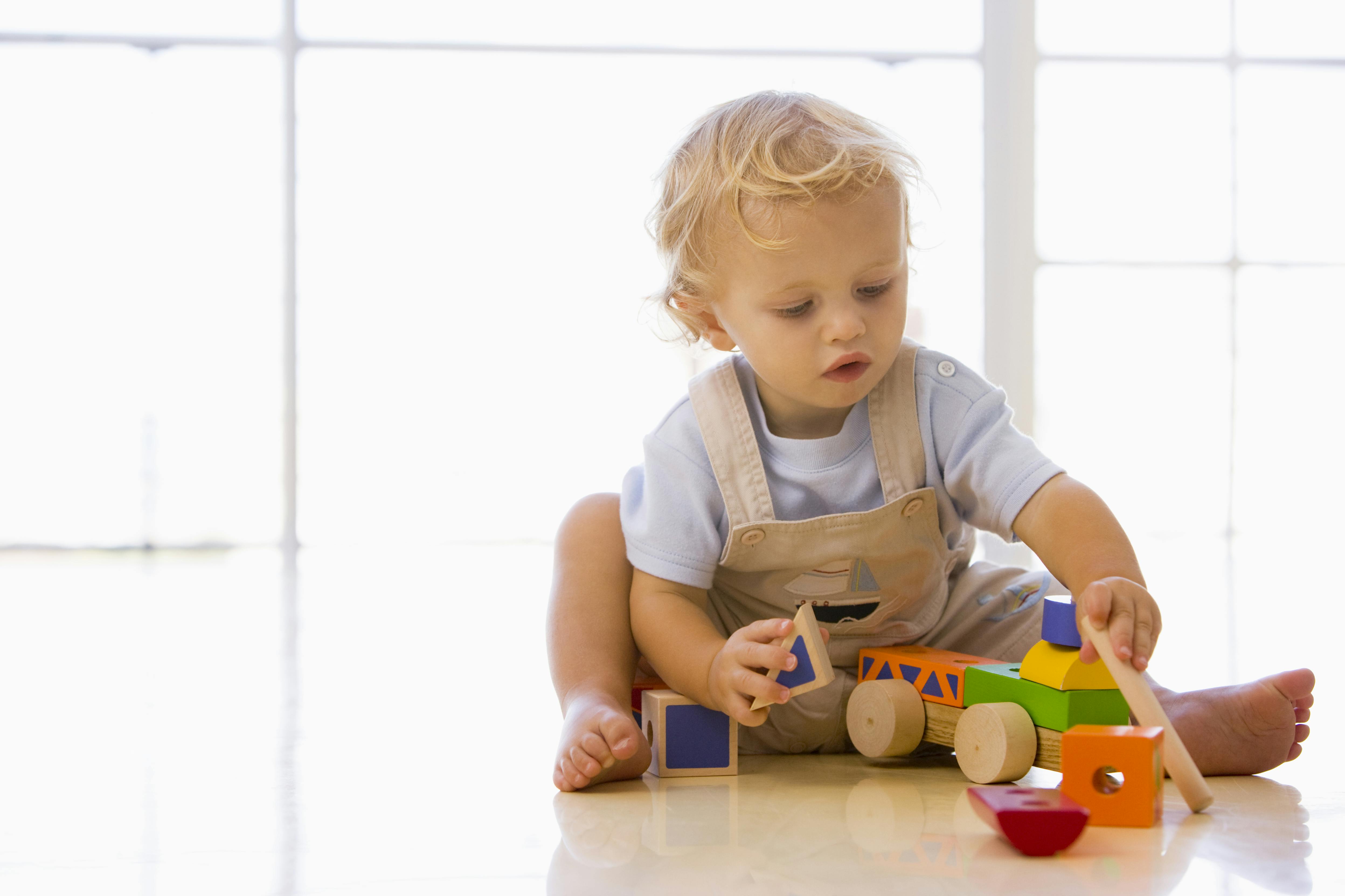 Baby, der leger på gulvet 
