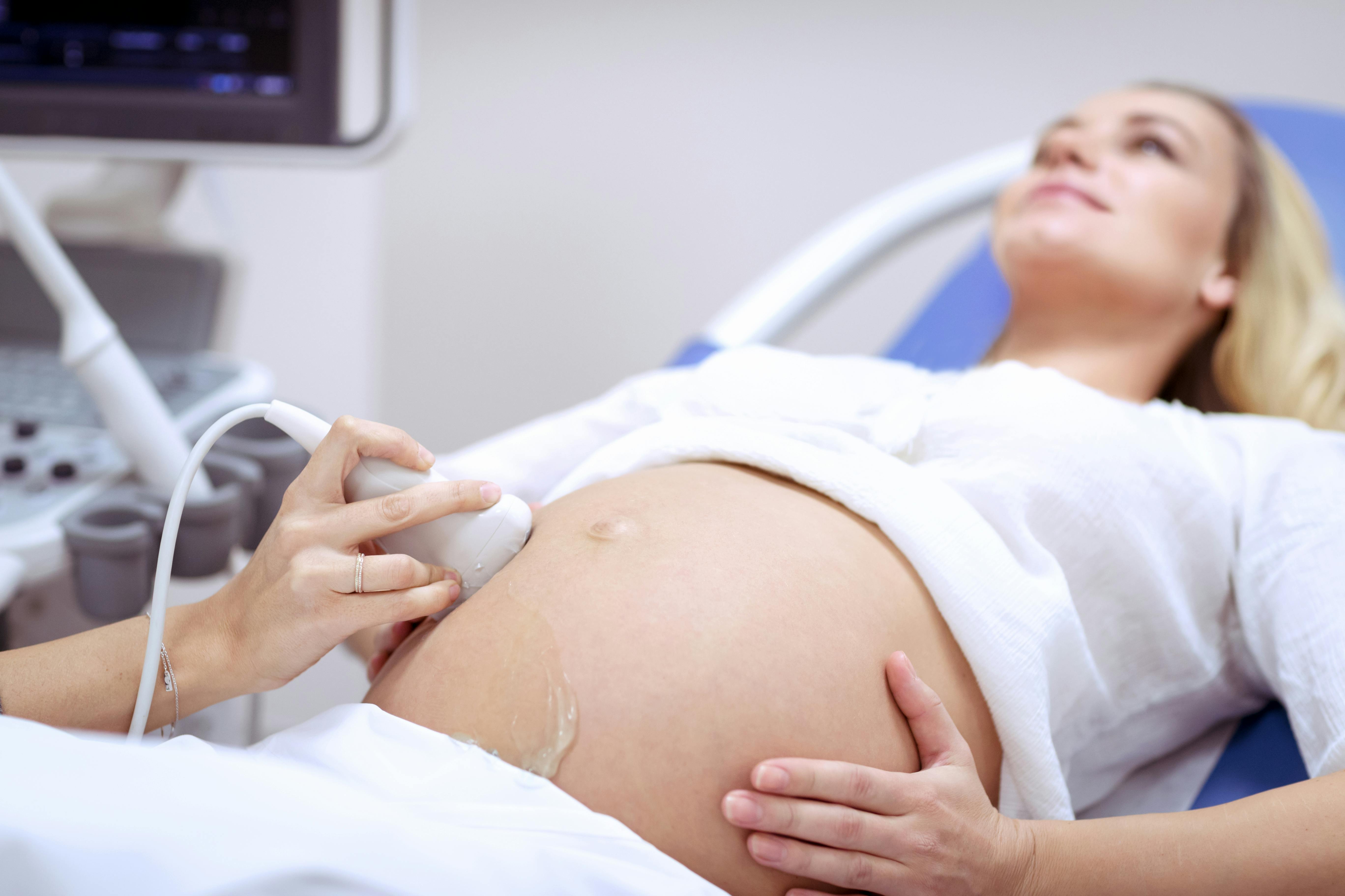 Gravid kvinde bliver scannet 