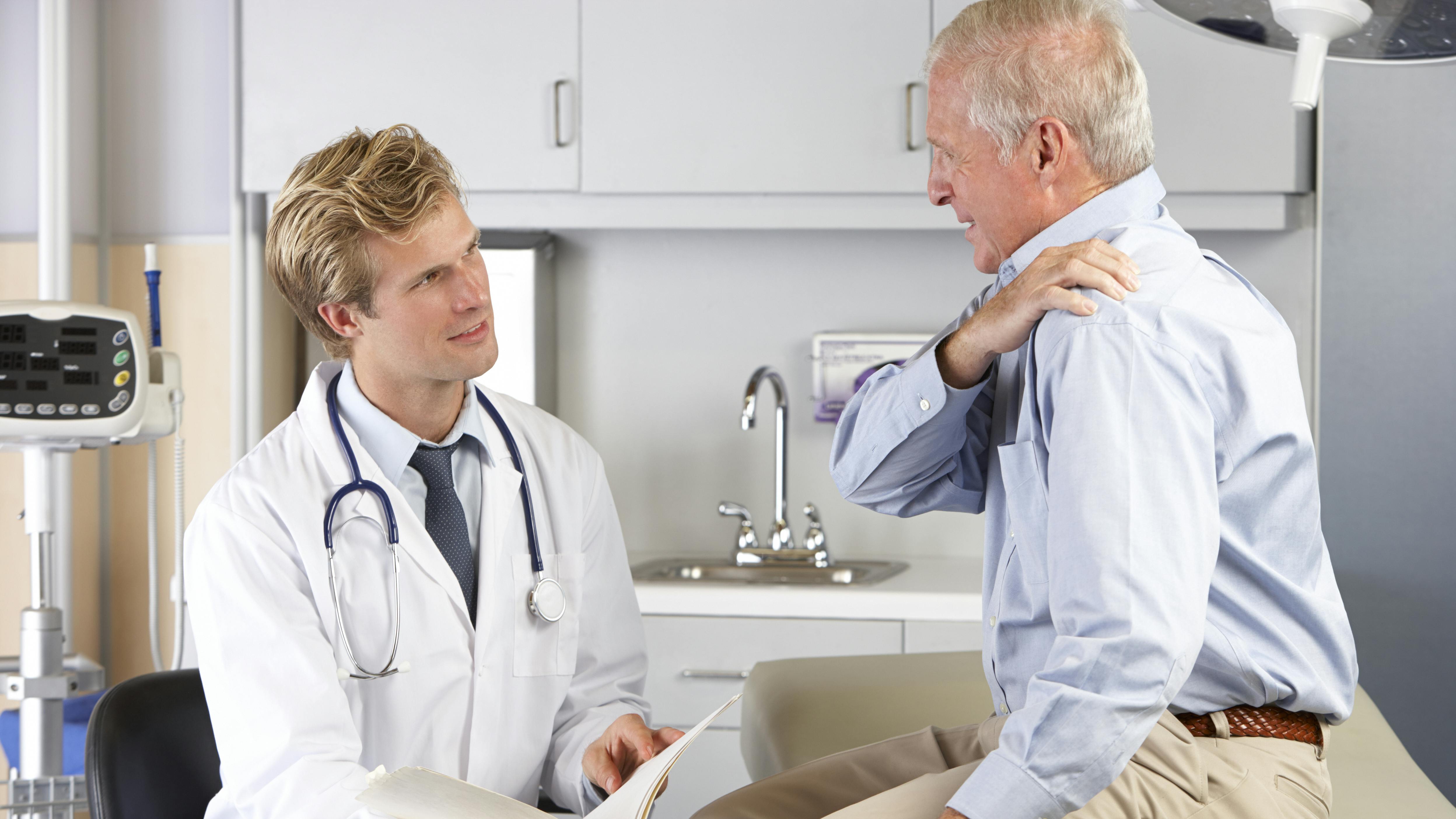 Ældre mand med smerter i skulderen