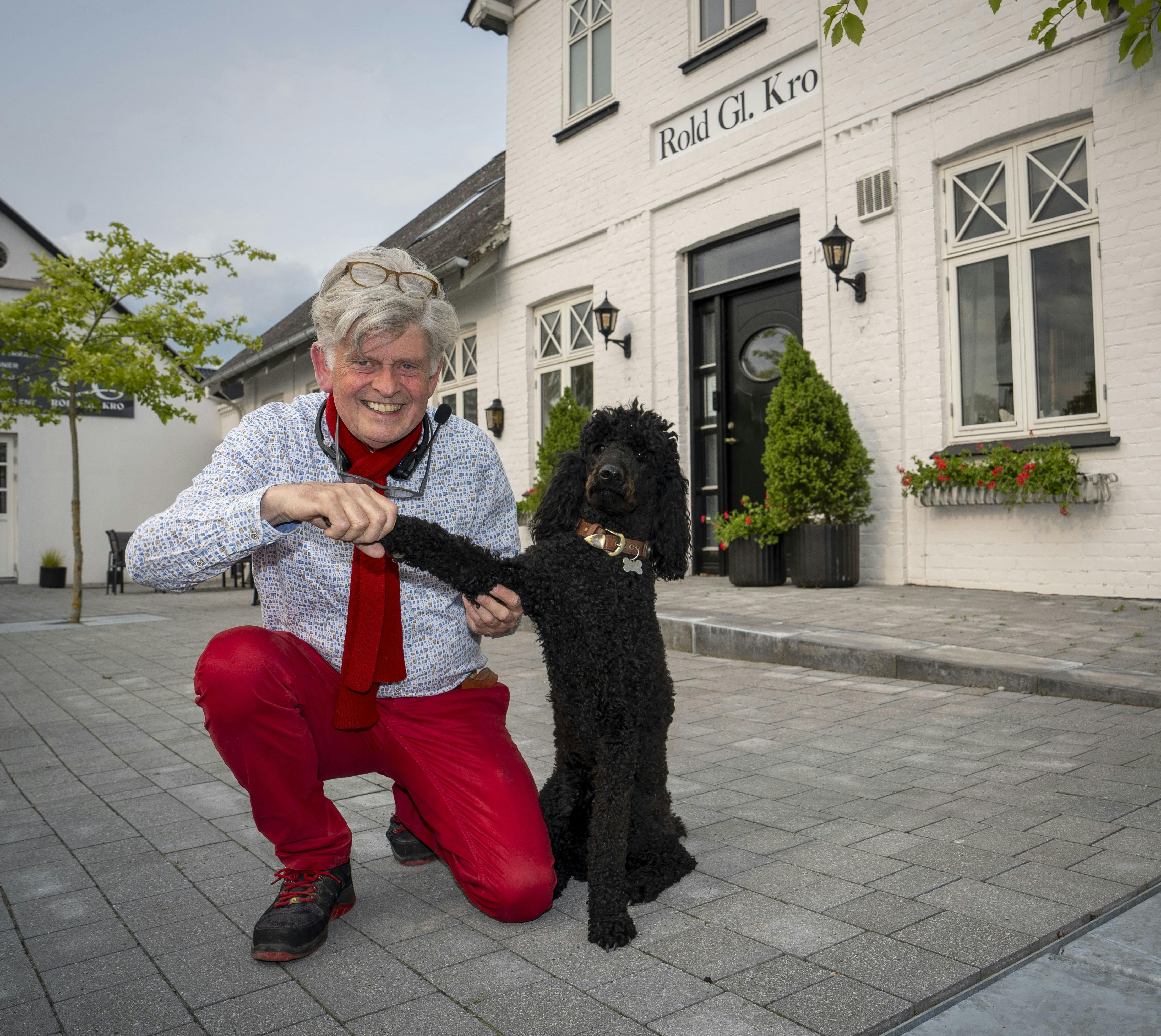 Træt af at føle sig som andenrangskunde, når han tog sine hunde med på hotel, er 67-årige Jørgen Bak Rasmussen sprunget ud som krofatter og har åbnet sin egen hundekro.