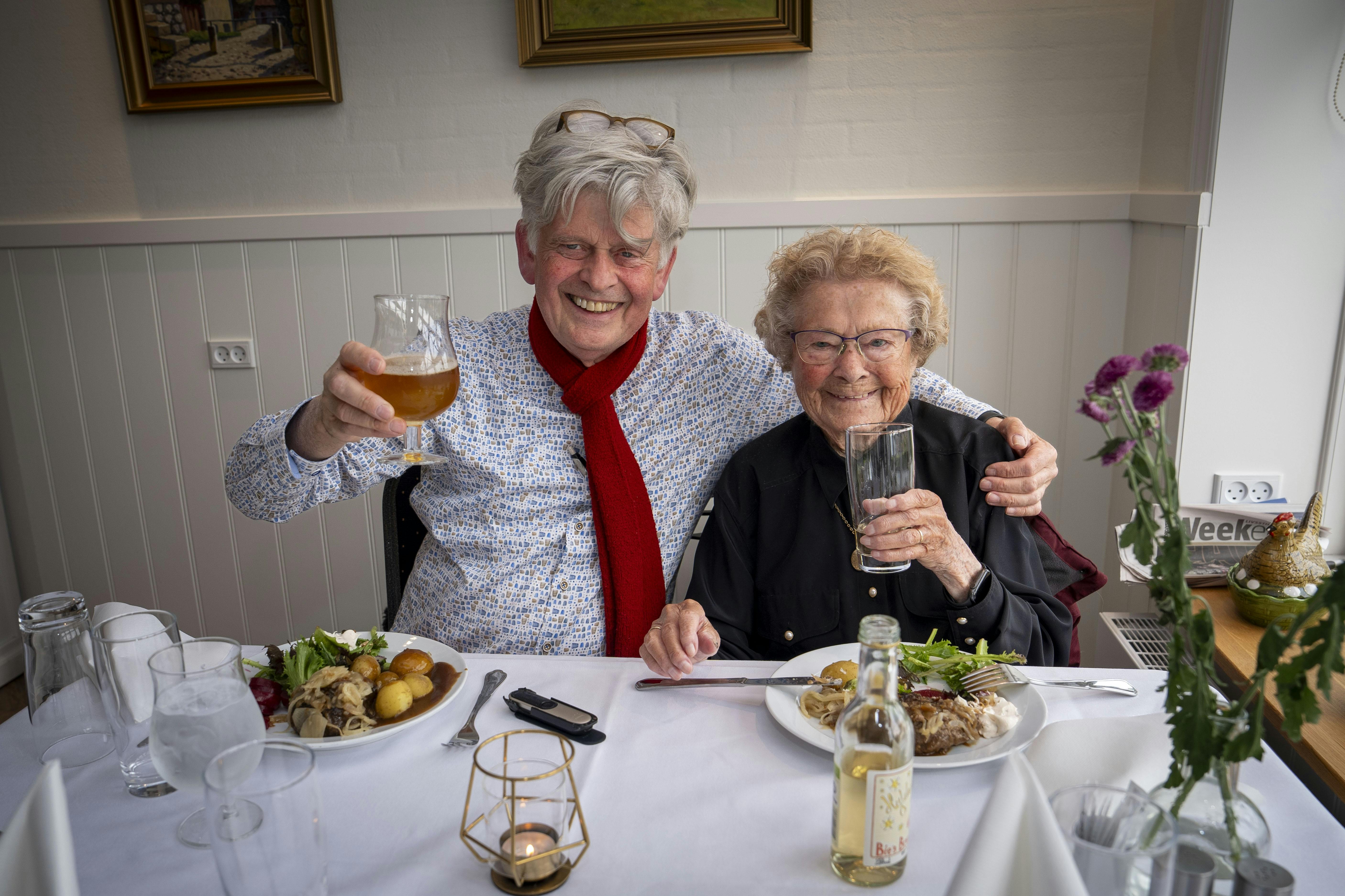 Jørgens mor, Enid Bak Rasmussen, er fyldt 101 år og gæster kroen til middag hver aften.