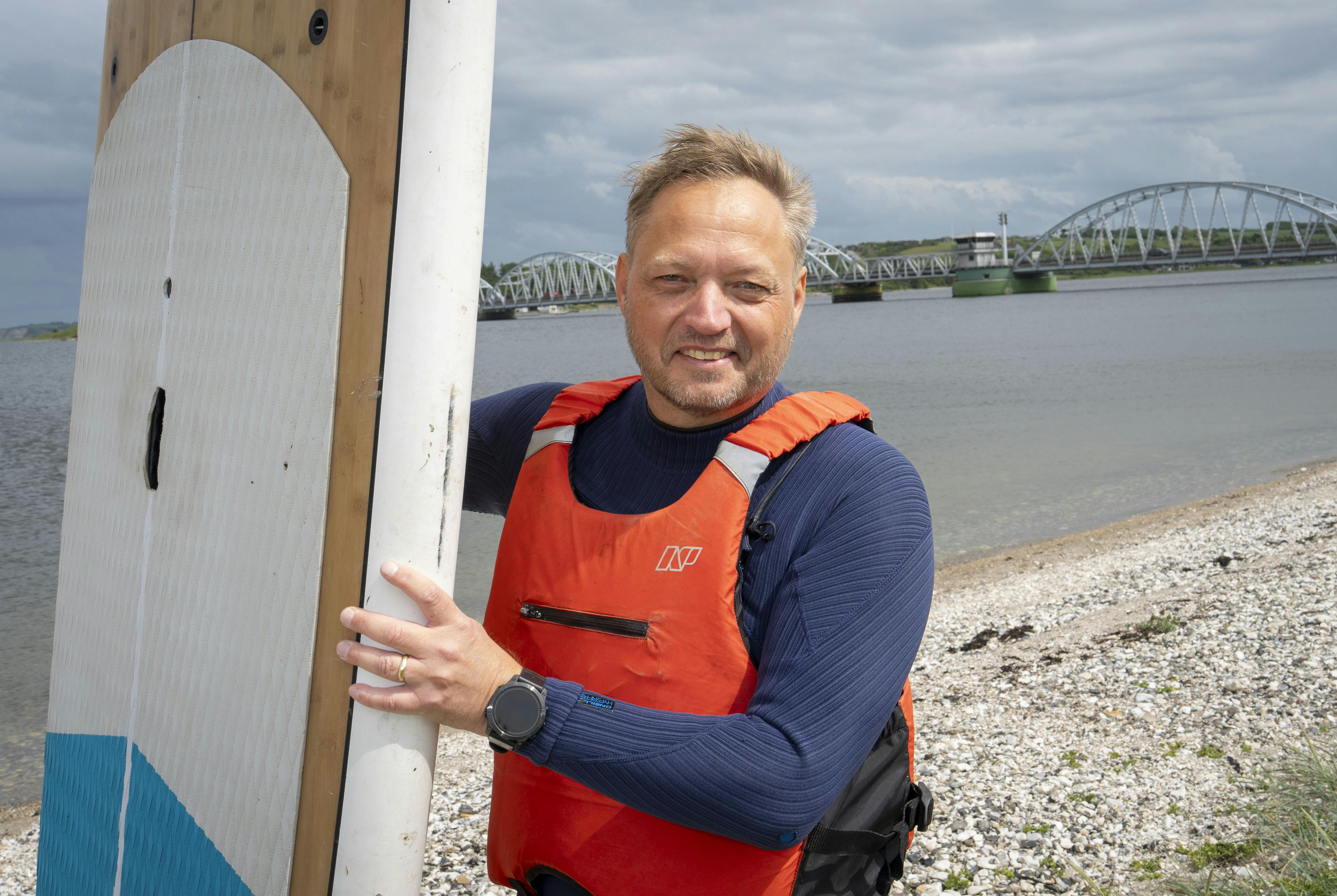 Barndommens ferier foregik ofte ved Vesterhavet, og Thomas husker havets kræfter, når han som lille svømmede ud fra stranden. Men ikke alle Thomas’ barndomsminder er lige så lyse og glade.